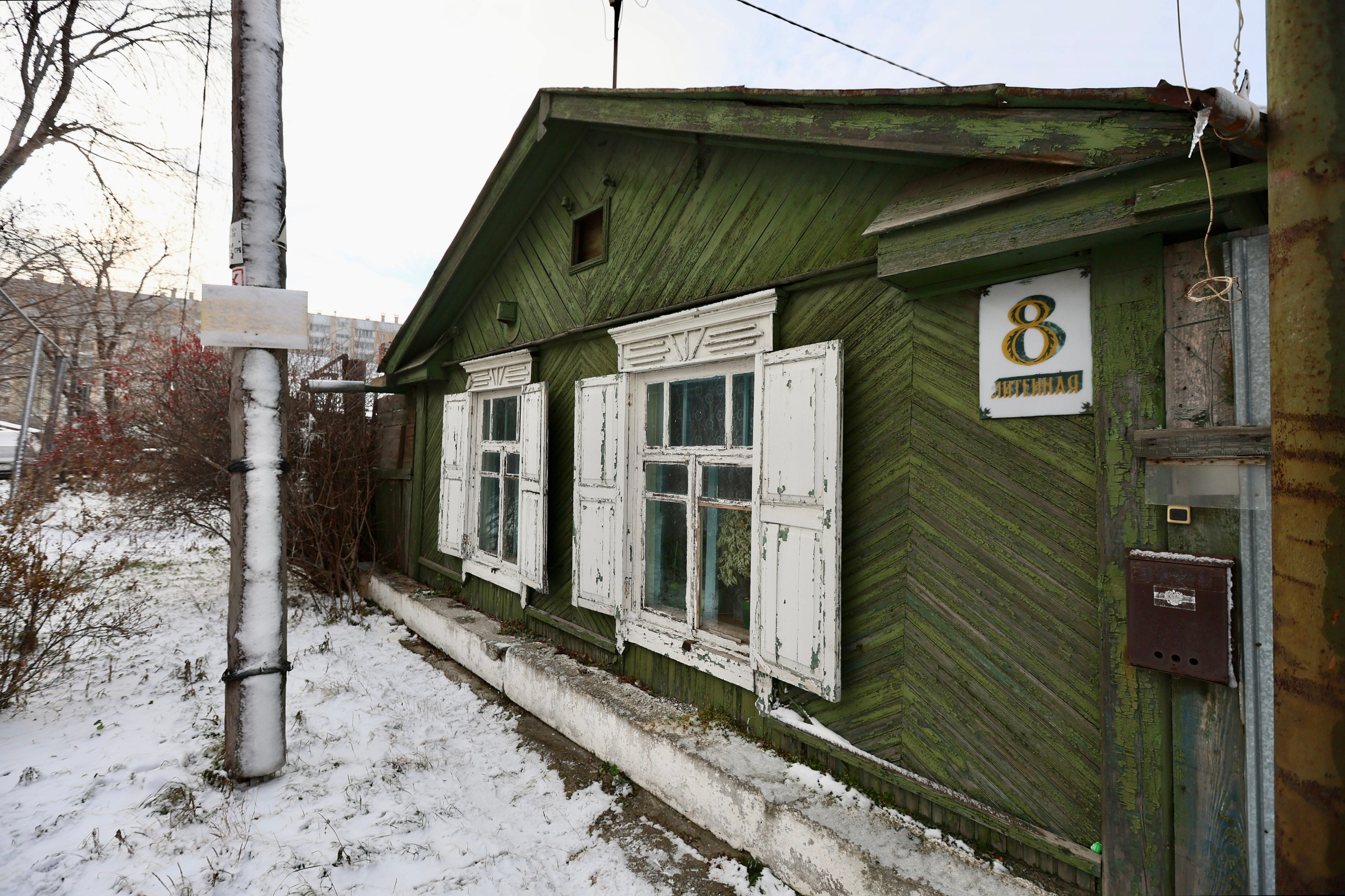 Людмила Владимировна. Хозяйка маленького дома в окружении многоэтажек. Репортажный фотограф Наталья Лапцевич