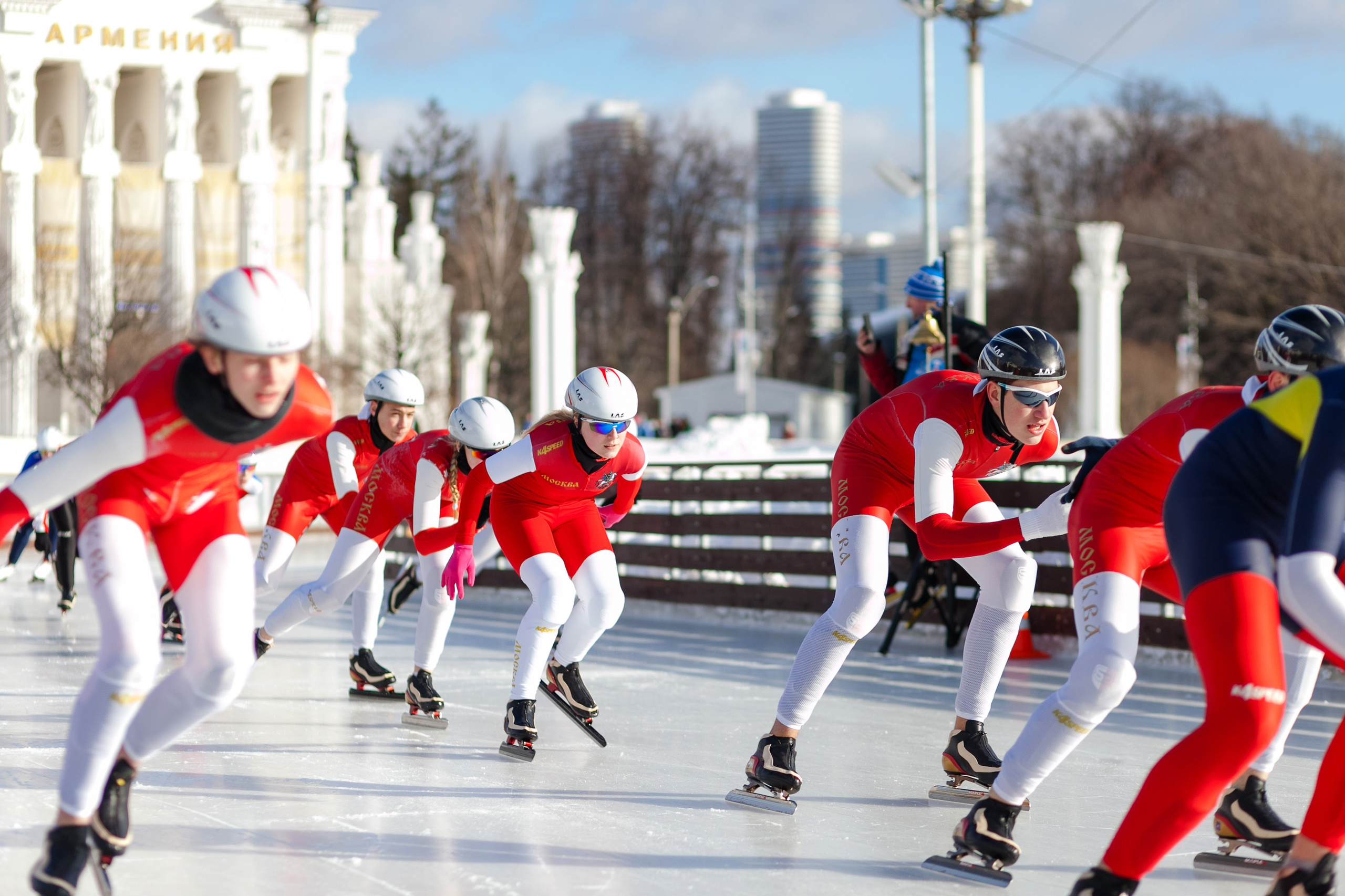 Конькобежцы соревнуются на льду на катке ВДНХ