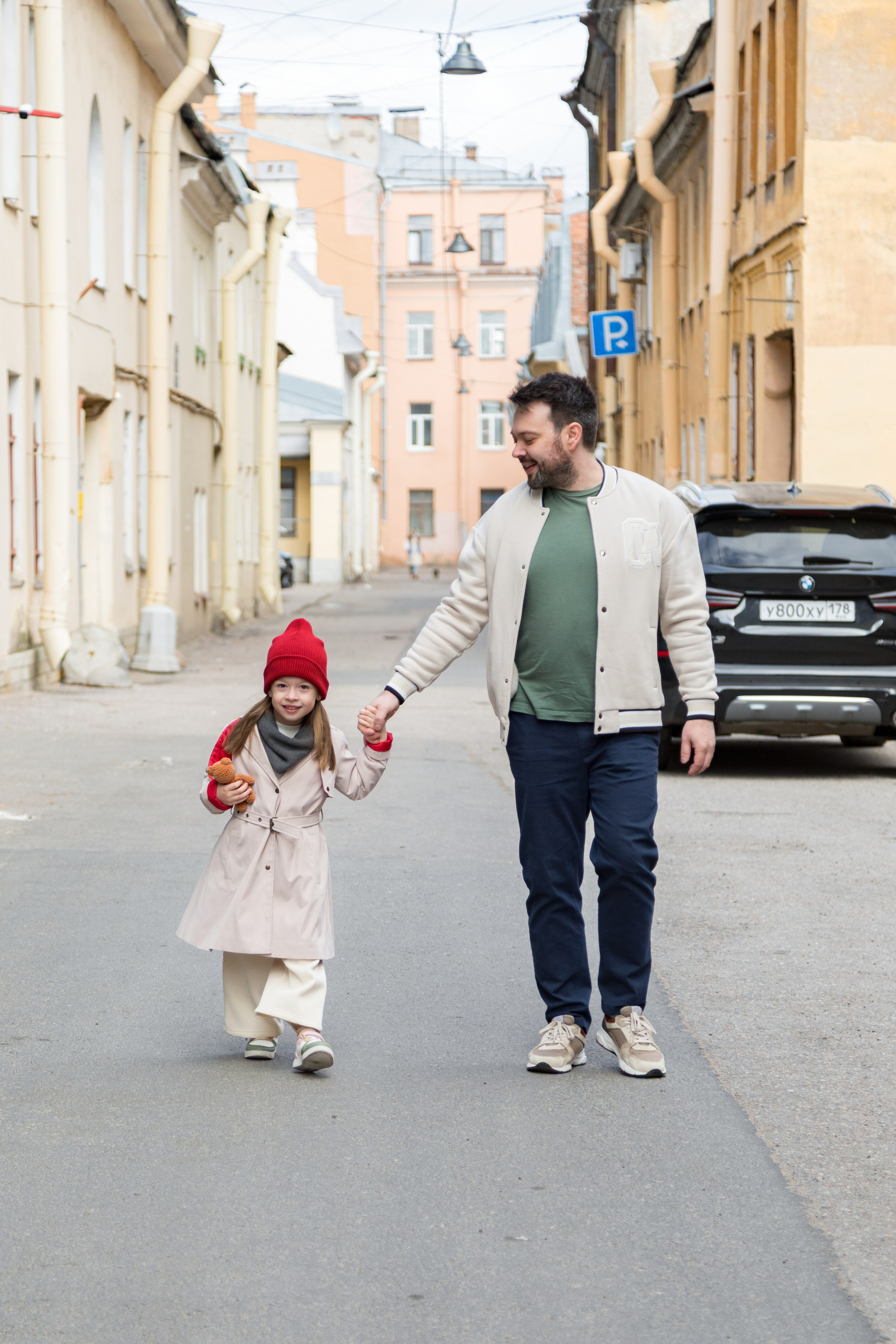 Весенняя фотопрогулка папы и дочки на Васильевском острове. Детский и контент фотограф Надя Волкова Санкт-Петербург