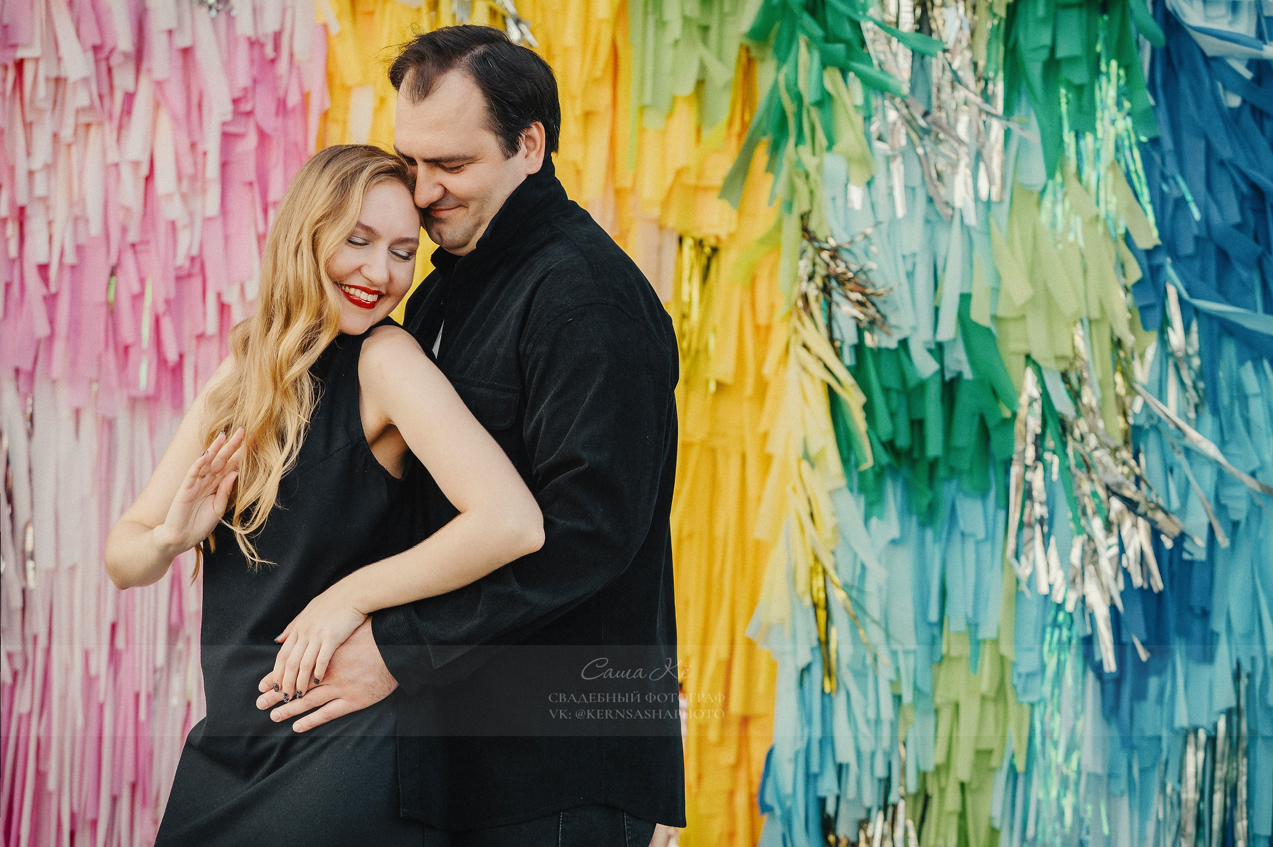 Свадебная пара держится за руки на мосту через Обь