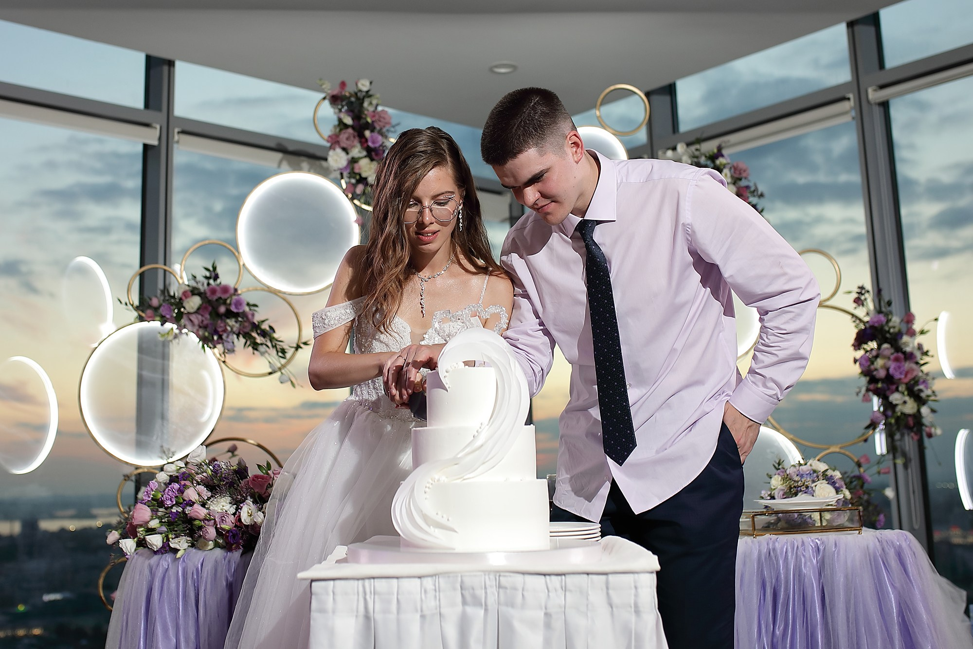 молодожены режут торт