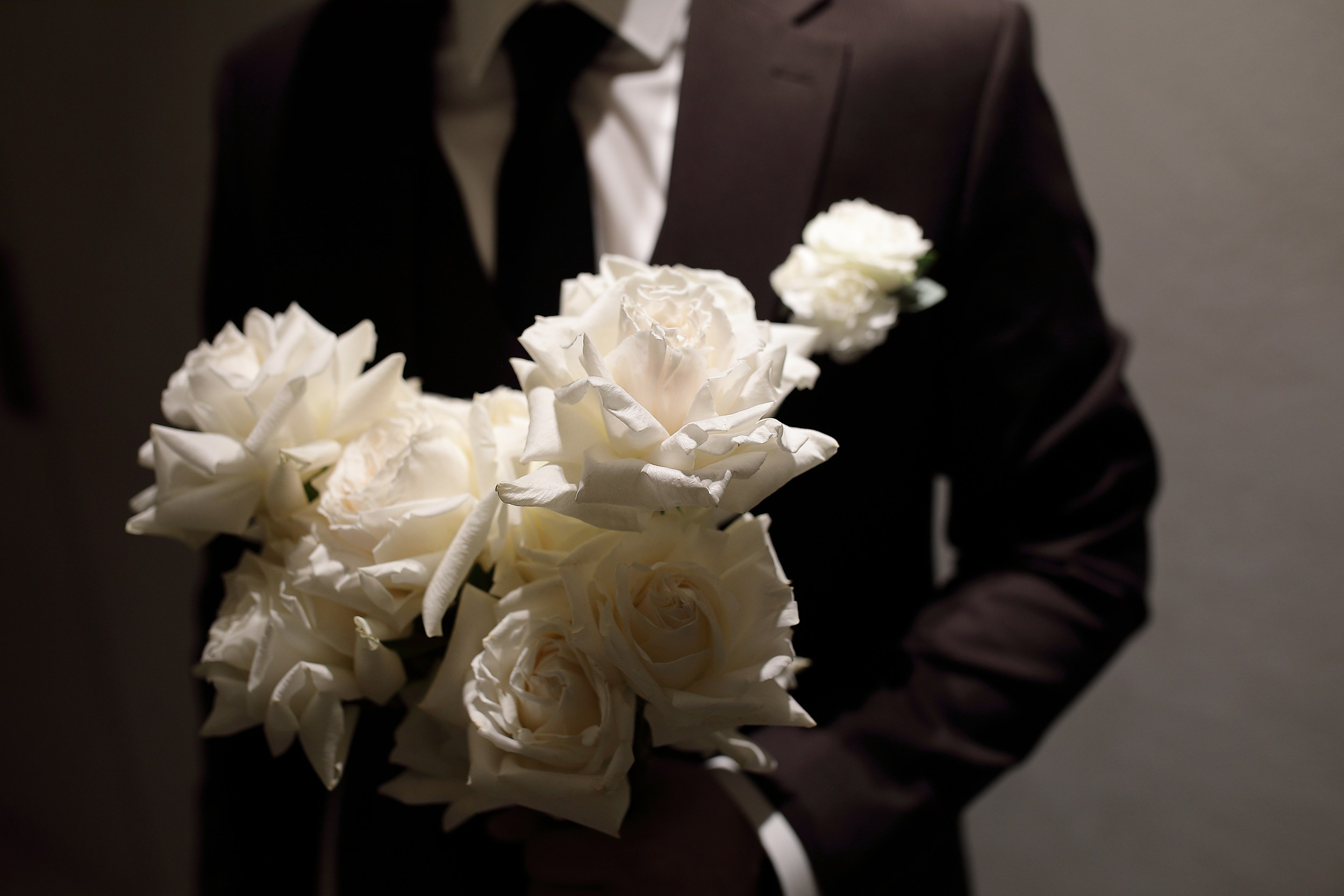 жених фотосессия в коридоре отеля