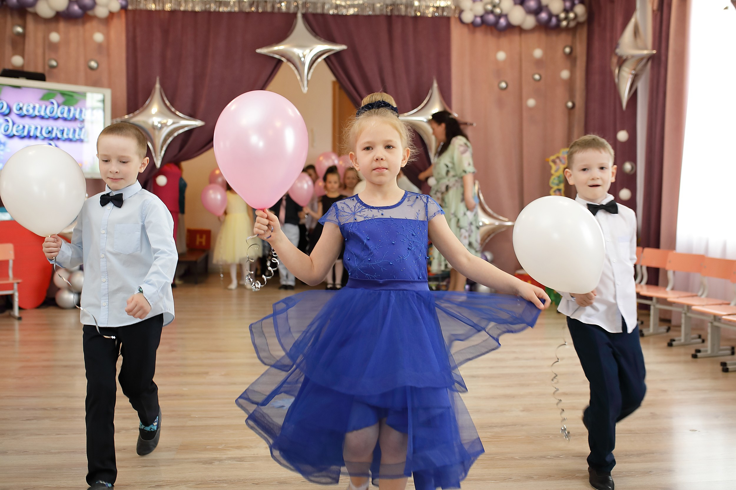 девочка в красивом синем платье на выпускном