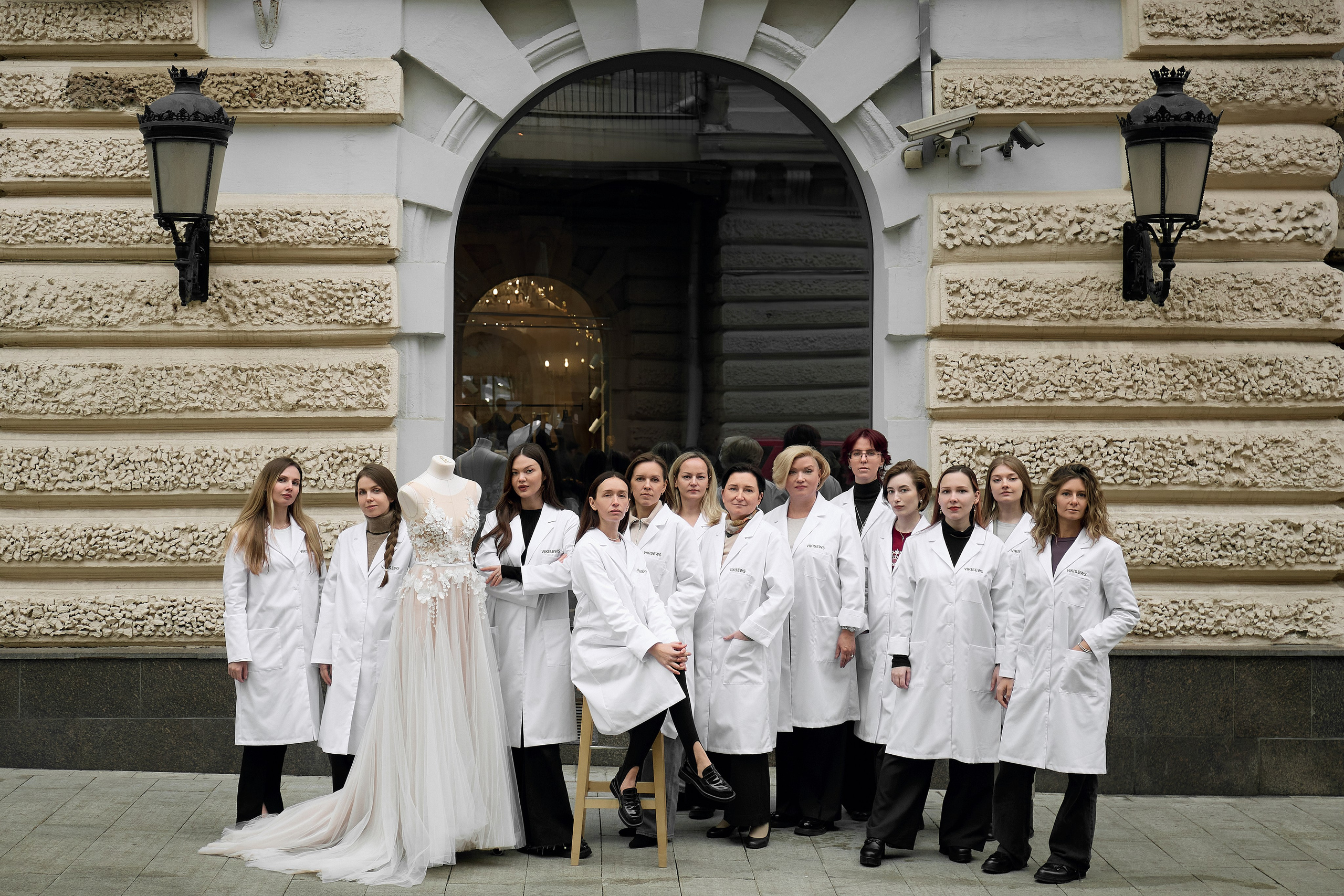 Команда Vikisews позирует для корпоративного фото в стильной креативной атмосфере