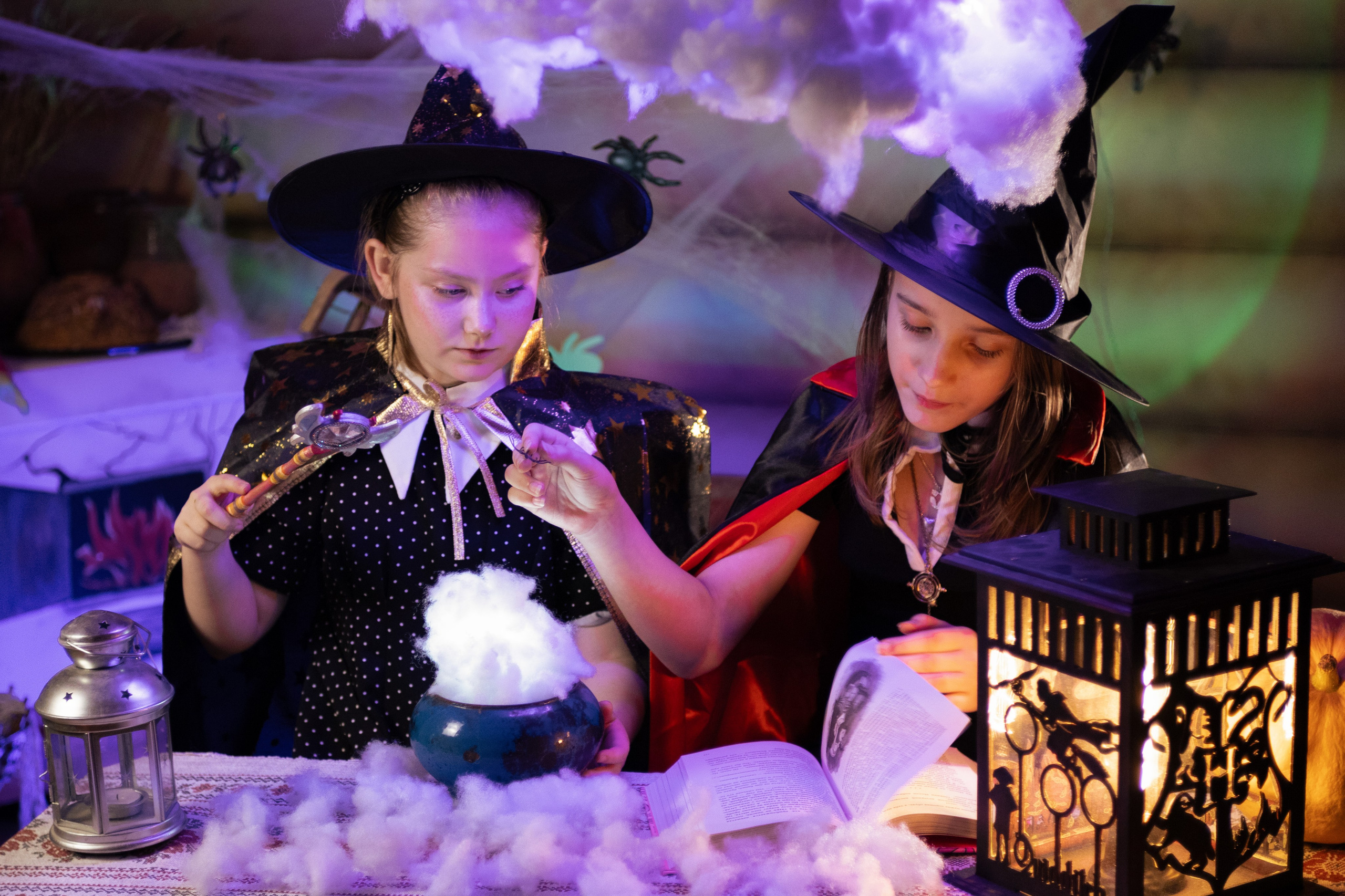 Девочки ведьмы варят зелье на хэллоуин. Фотограф Видеограф Игорь Никулин Москва Балашиха