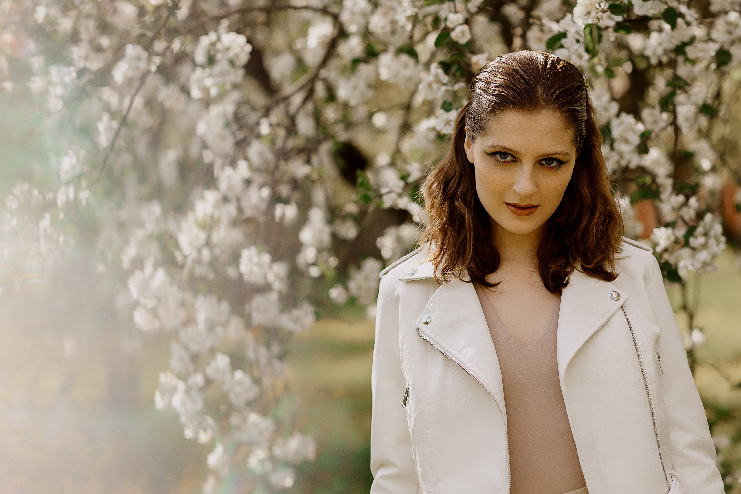 Женская фотосессия в цветущем саду. Семейный и женский фотограф в Москве Надежда Воробьева