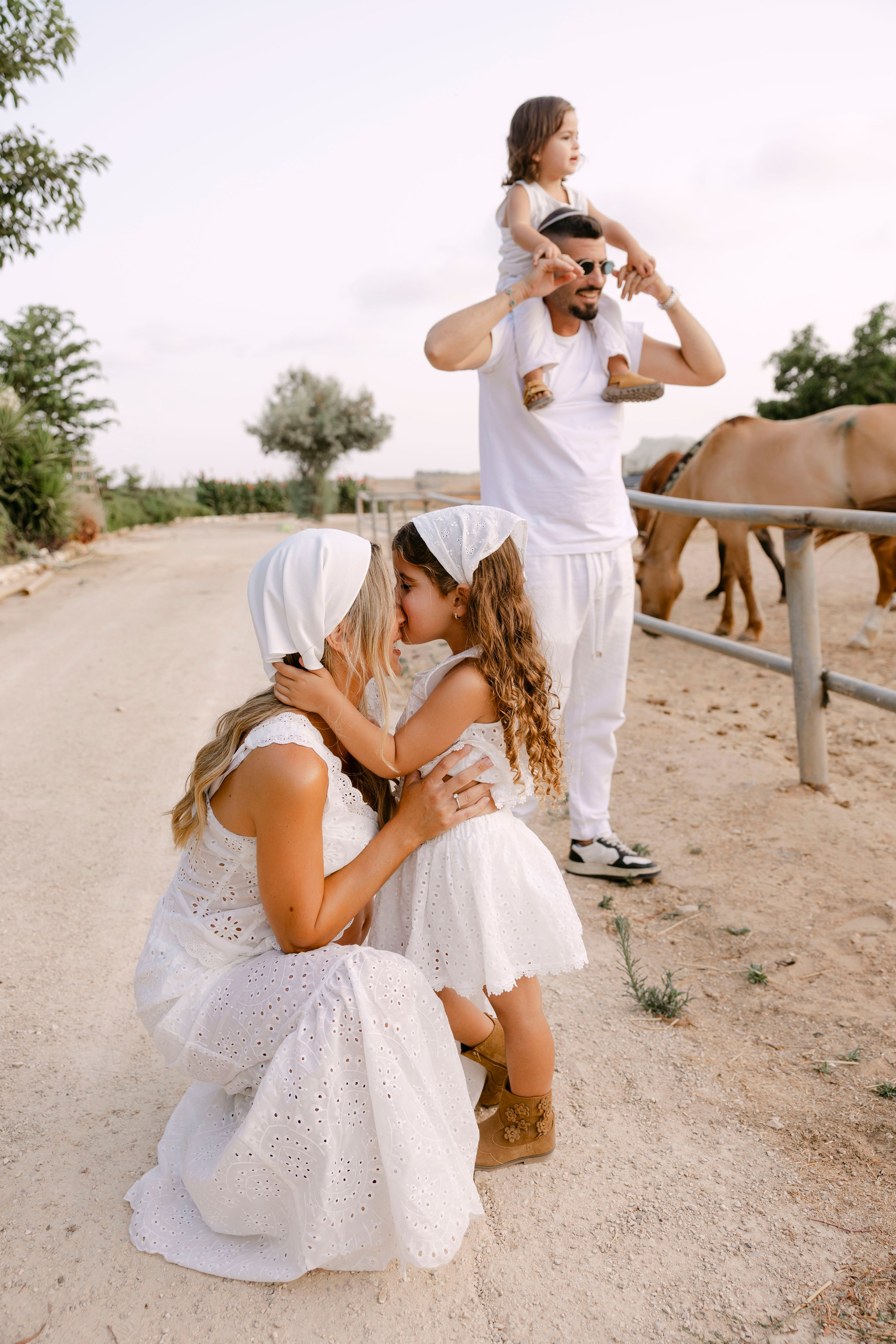 Pregnancy photoshoot at the horse farm. Главная