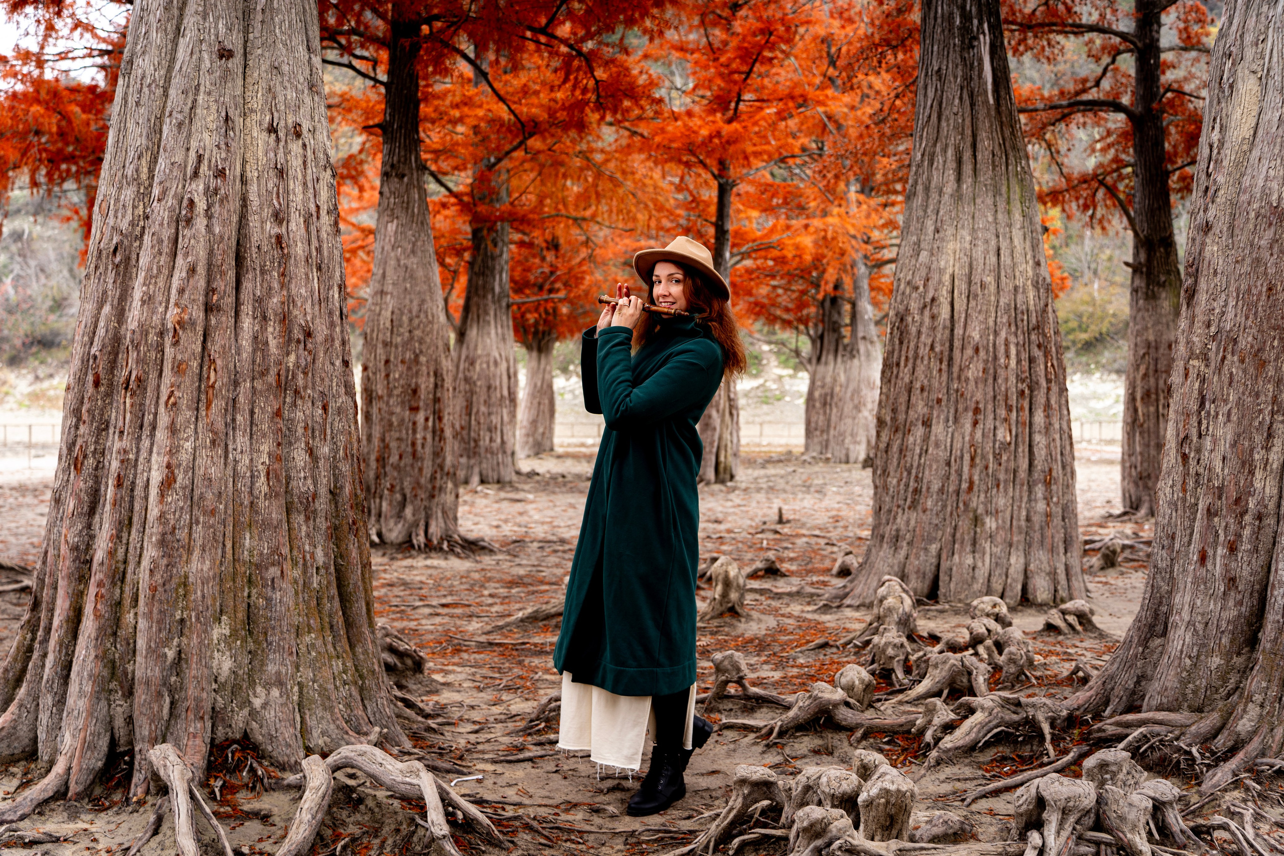 Осенняя фотосессия в Анапе — яркие кипарисы. Семейный и детский фотограф Екатерина Черняева. Снимаю портреты, love story, фотопрогулки, работаю на улице, в кафе, студии, дома у клиента