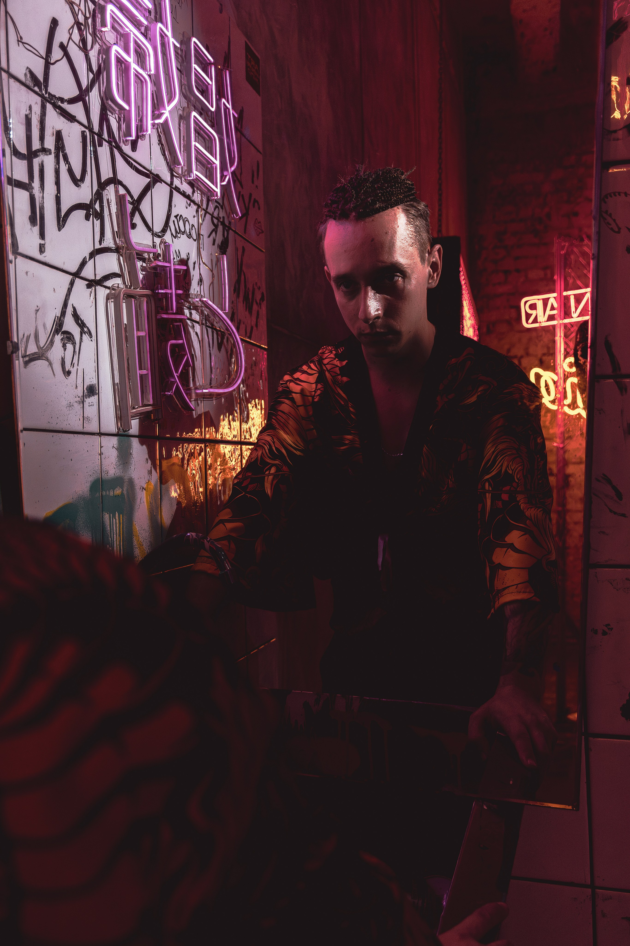Мужская фотосъёмка в Ростове на Дону. Креативная съёмка с Александром в неоновой студии. Мужской портрет в японском стиле