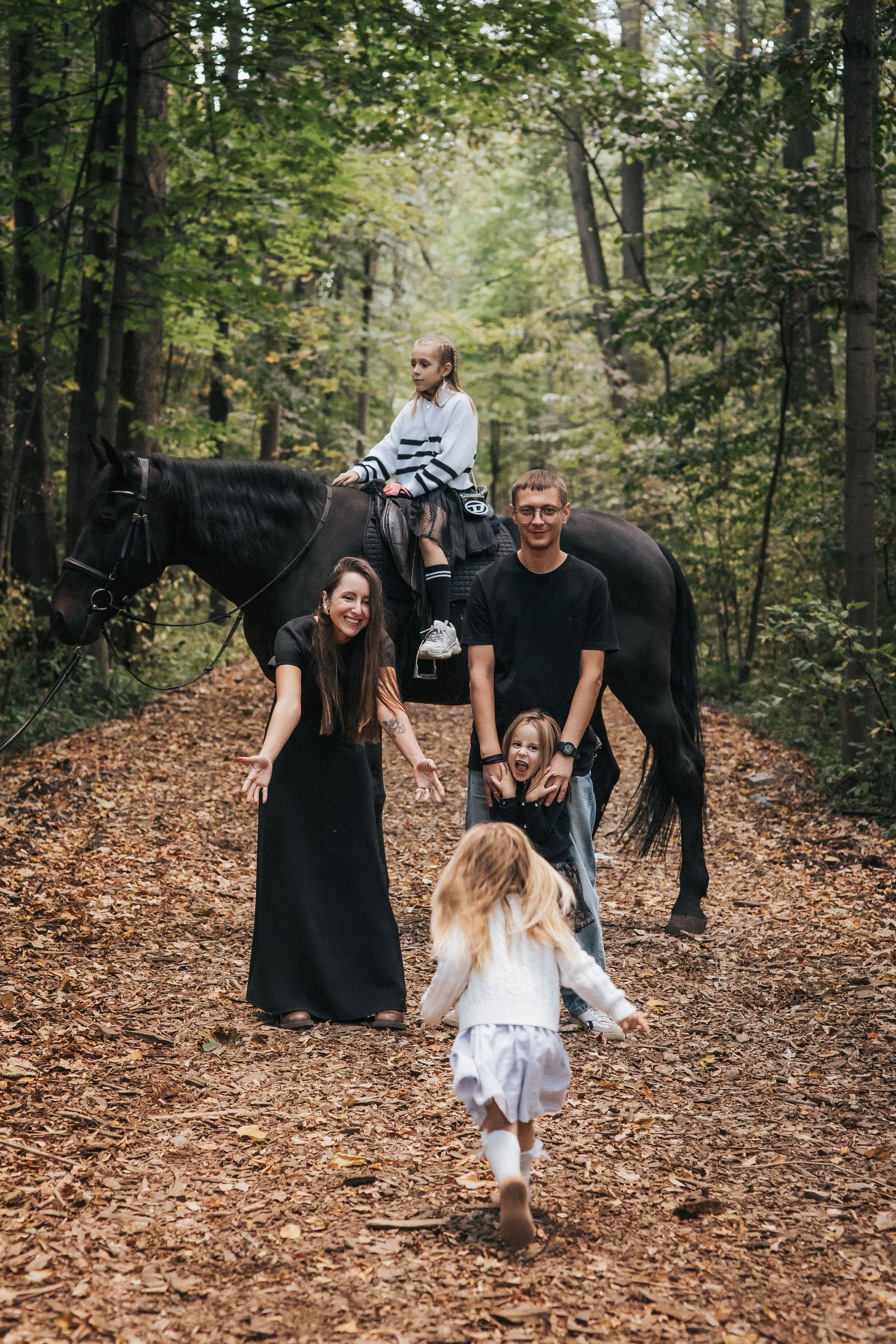 Большая семья и черный конь Султан. Семейный фотограф в Москве Наталья Чуб, заказать Фотокнигу
