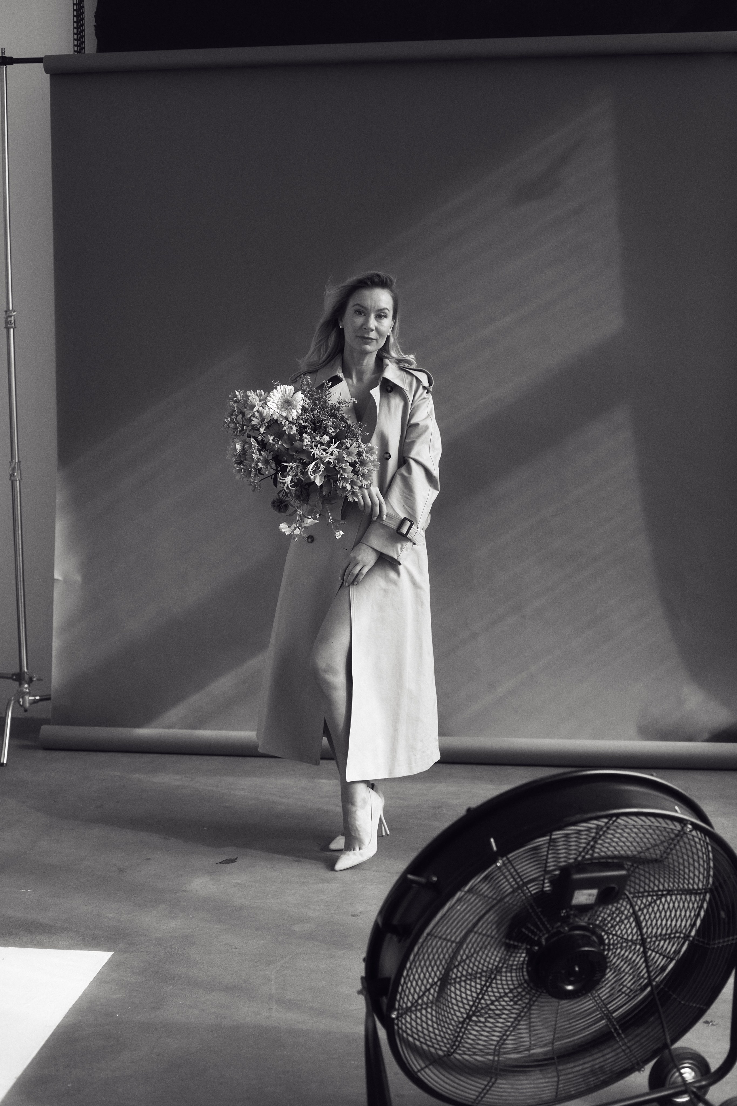 Женственная фотосессия с цветами в студии. Оксана Кузь|фотограф и продюсер