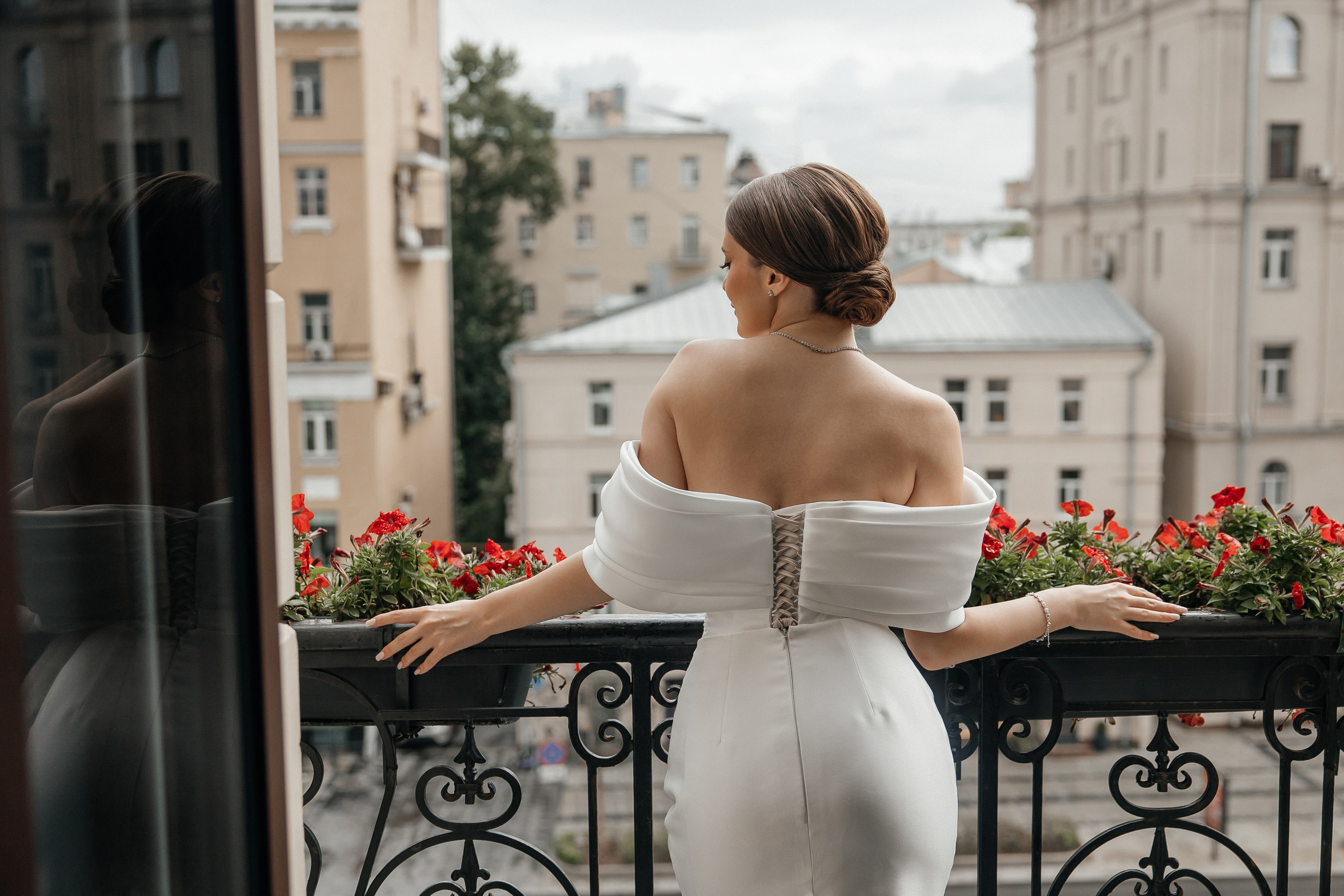 Утро невесты и свадебная фотосессия на балконе в отеле Hartwell Хартвел в Москве