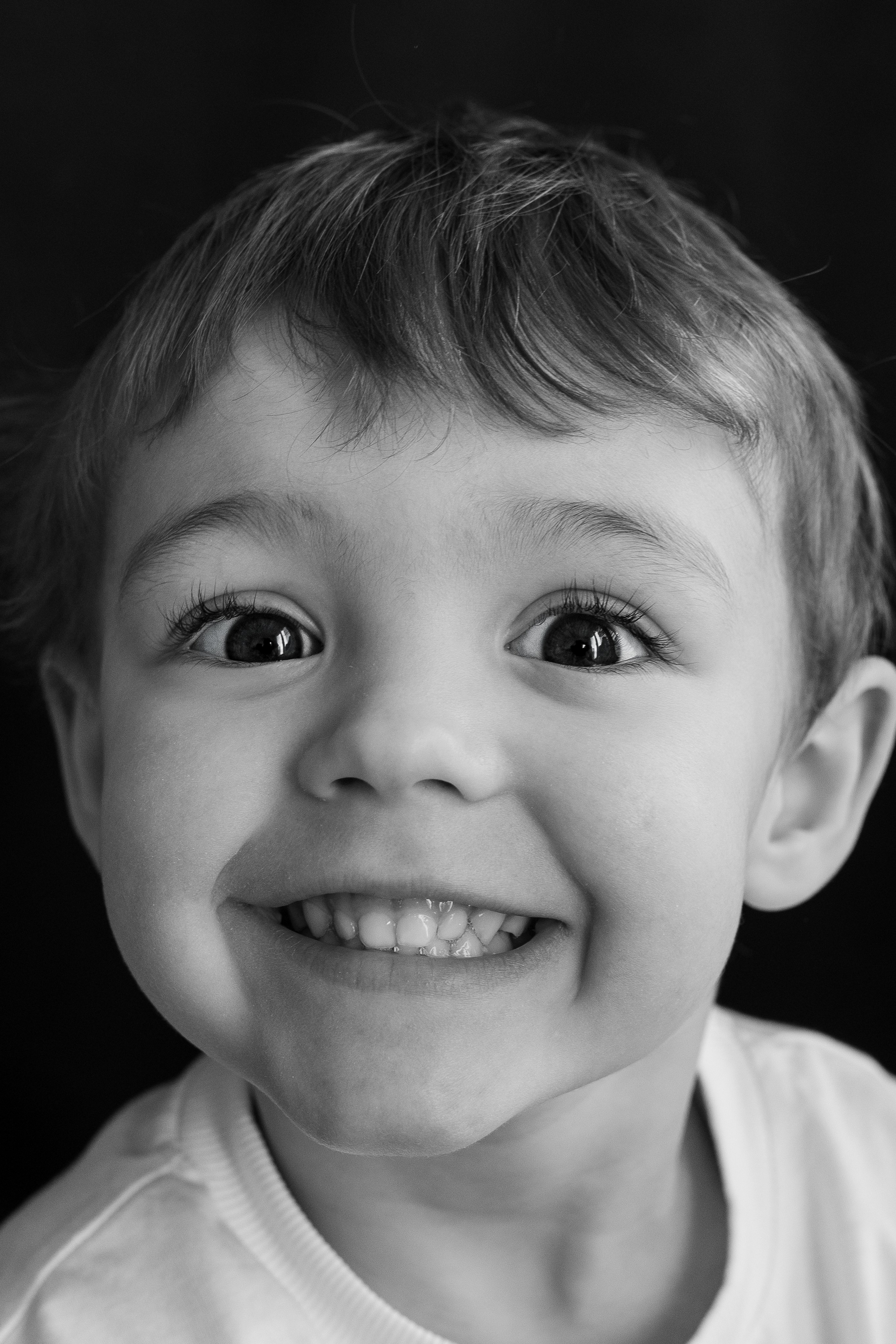 Portrait enfant en Noir et Blanc. Photographe des familles et enfants à Nantes et alentours