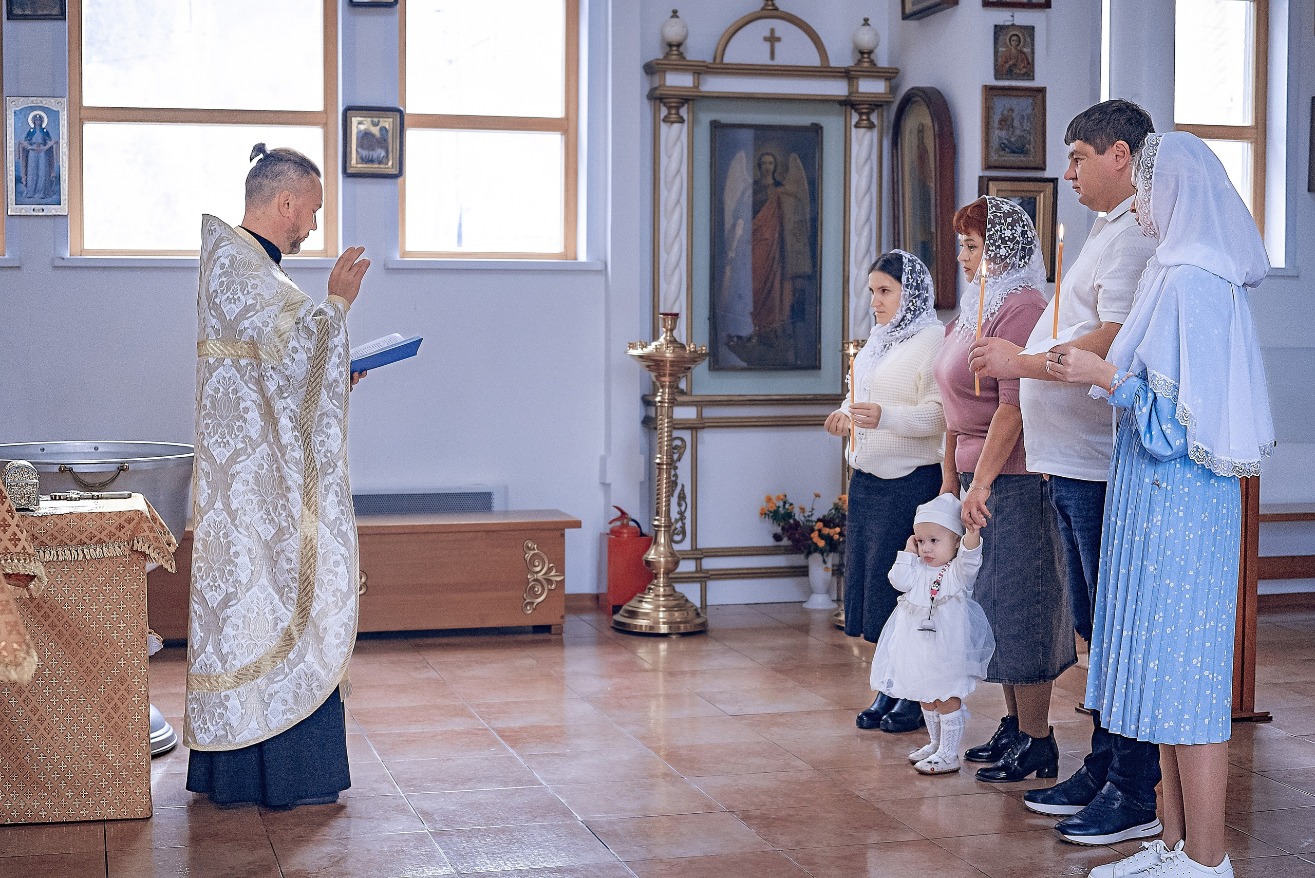 Крещение Алины в Трехсвятительской церкви Красноярск. Фотографы крещения/венчания  Красноярск Татьяна и Вячеслав Переваловы