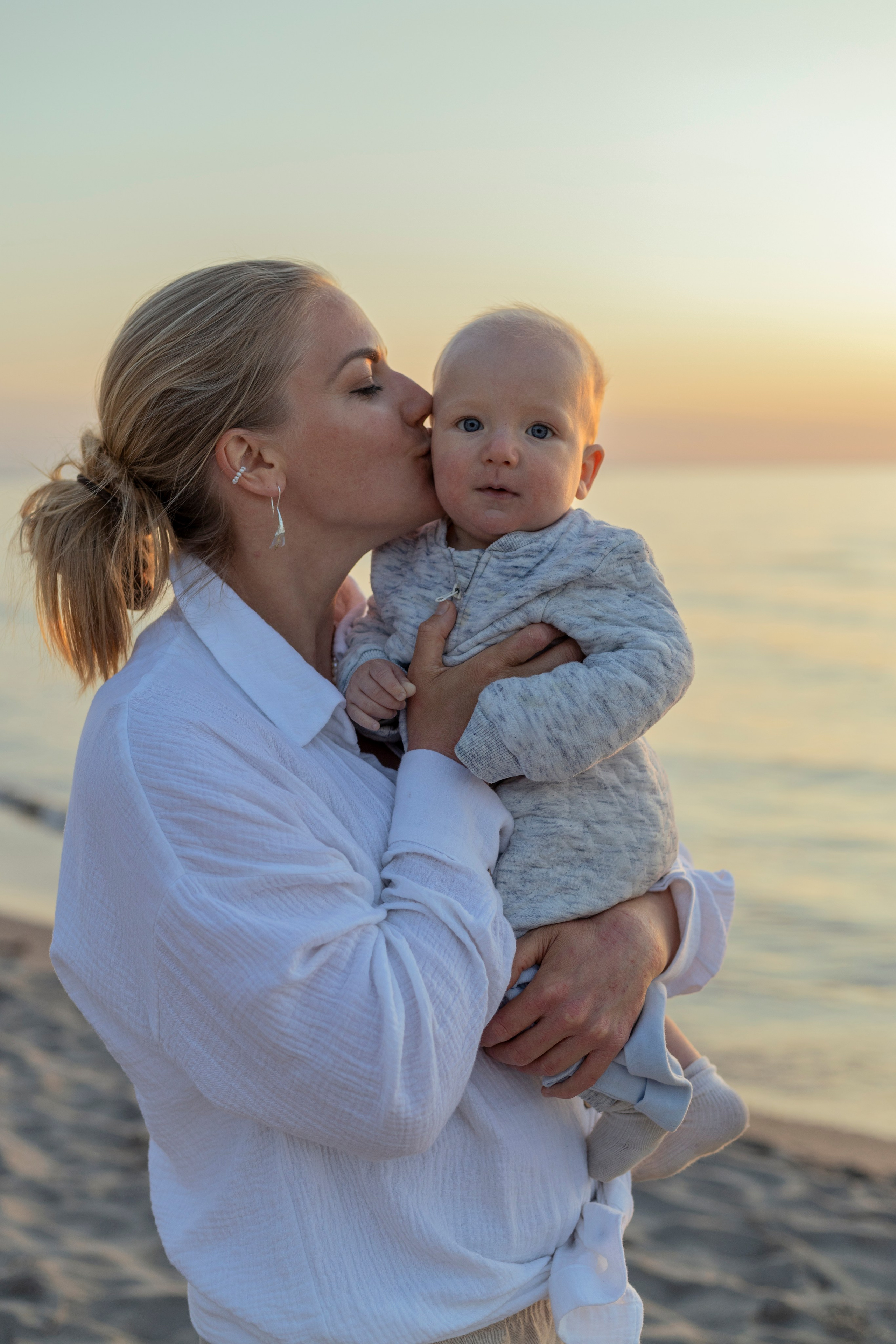 Семья на море в золотой час. Фотограф Анастасия Горлач в Калининграде