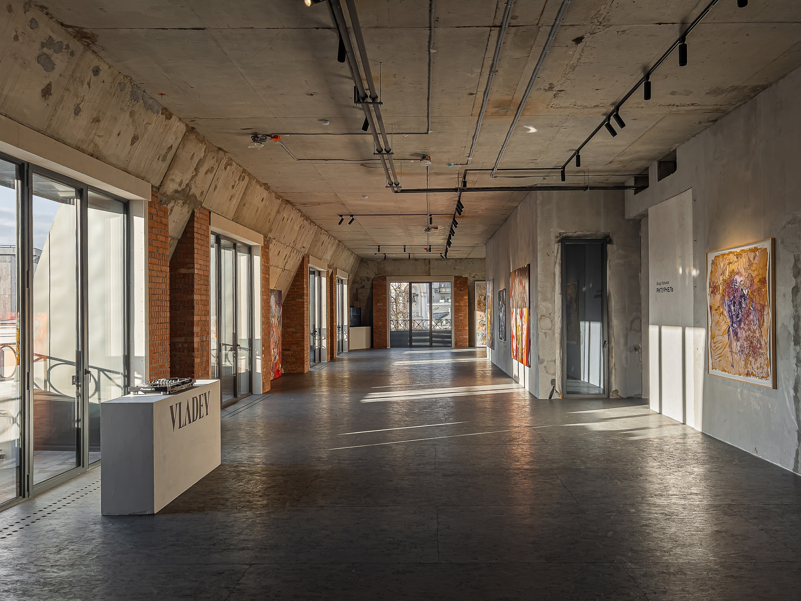 Галерея Vladey, дом с Атлантами. Иван Благушин. Интерьерный и архитектурный фотограф в Москве и Санкт-Петербурге