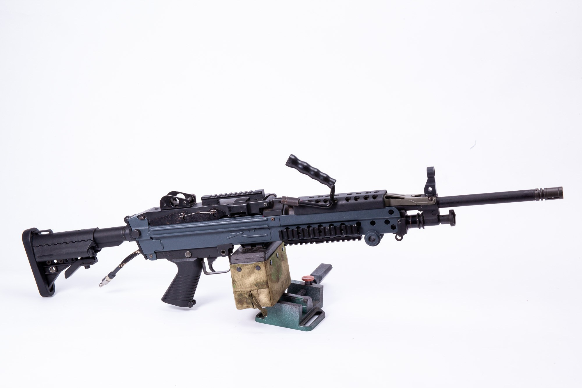 страйкбольный пулемет М249