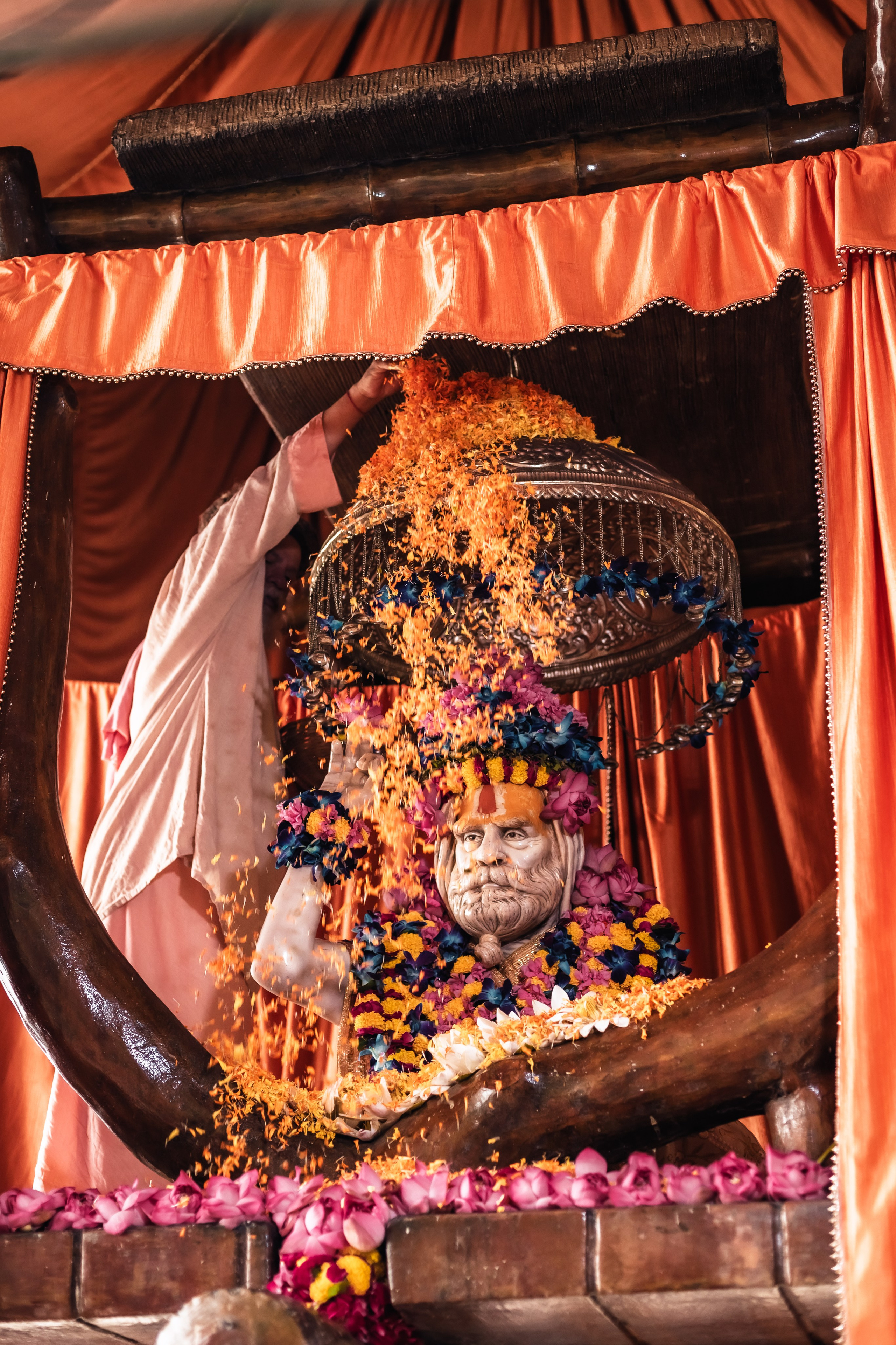 Abhisheka Devraha Baba on Sri Devdas ji maharaj bd. Mariam Bagdasaryan