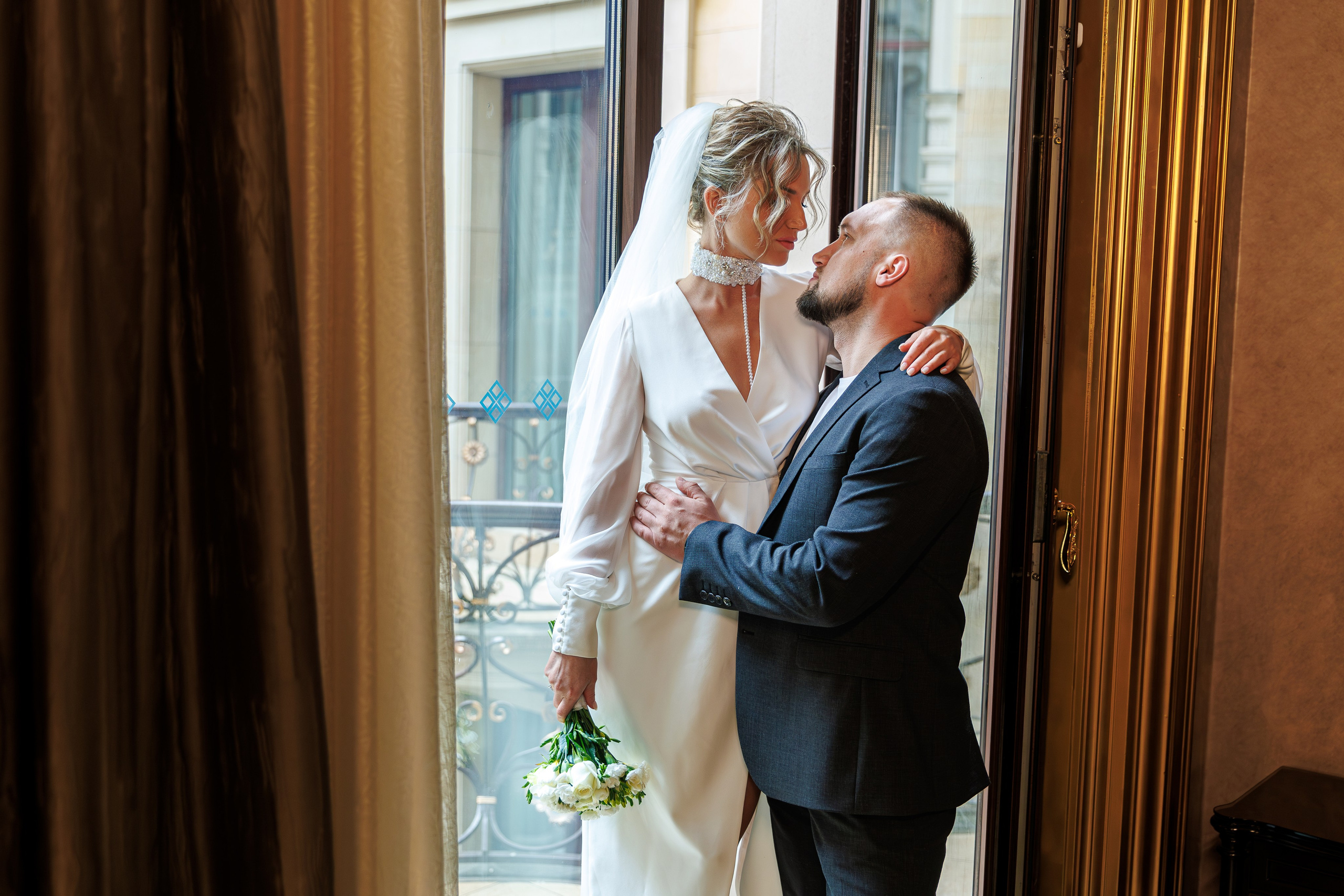 Свадебная фотосессия в отеле St. Regis Никольская. Свадебный фотограф Москва и МО Сергей Киржаев