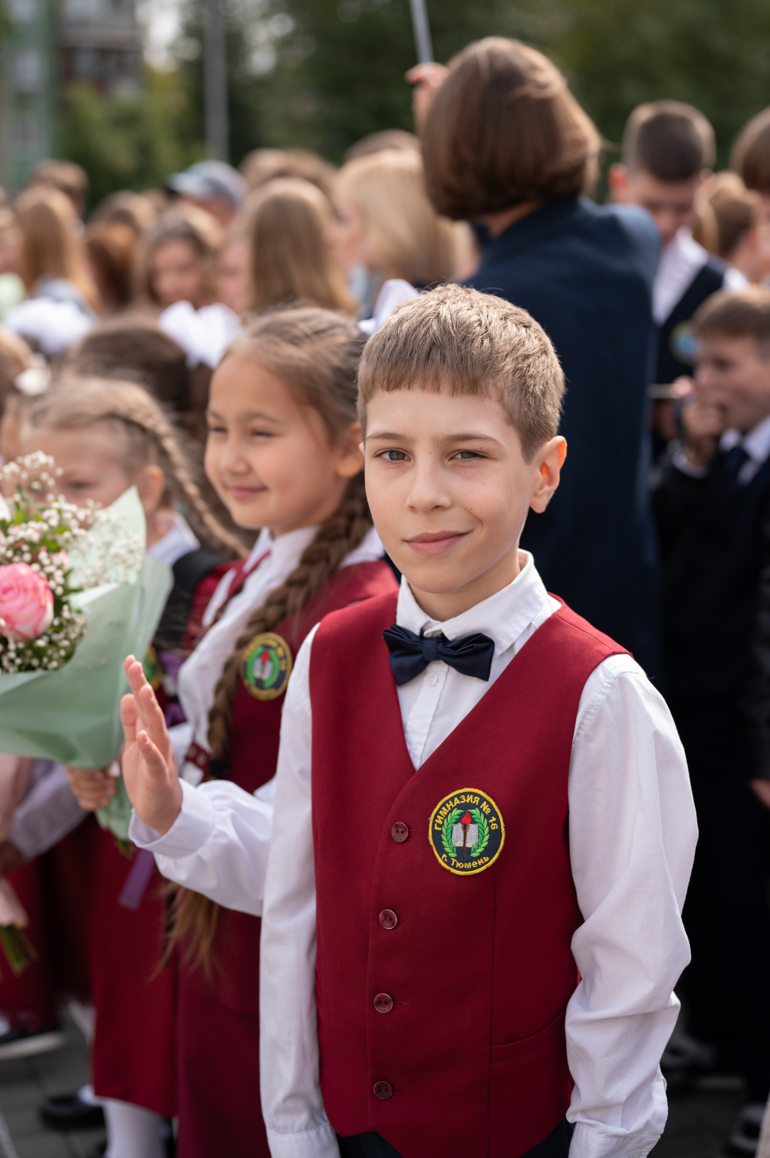 1 сентября 16 гимназия 2 класс (линейка + в классе+ на улице). Фотограф новорожденных, семейный детский в Тюмени Татьяна Морозова