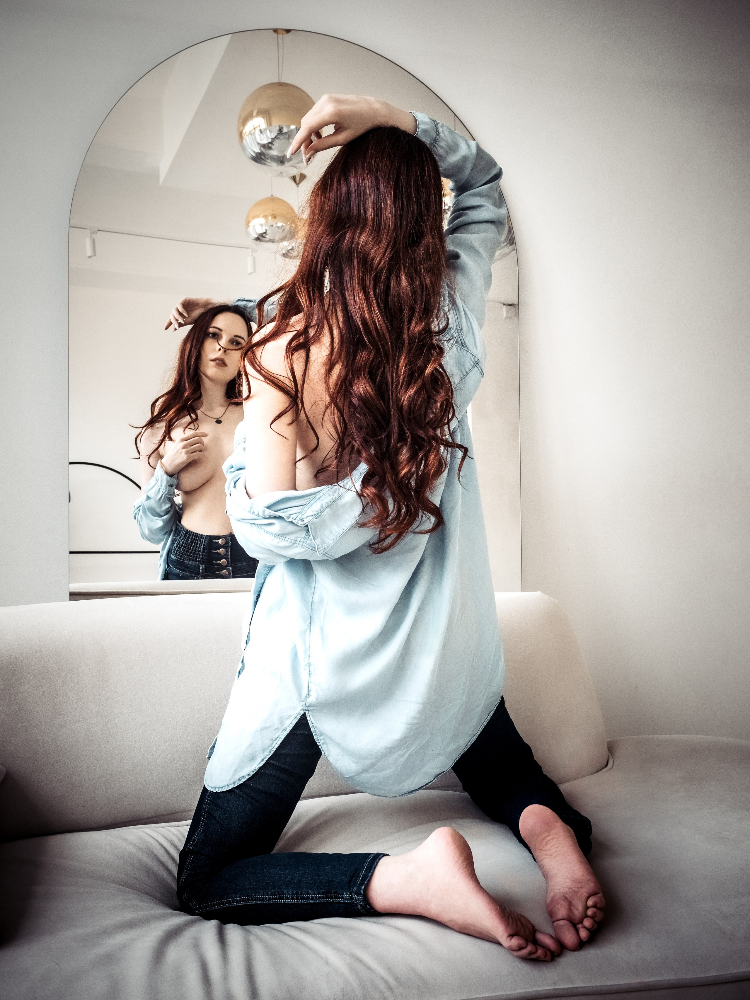 Марина у зеркалка. Фотограф