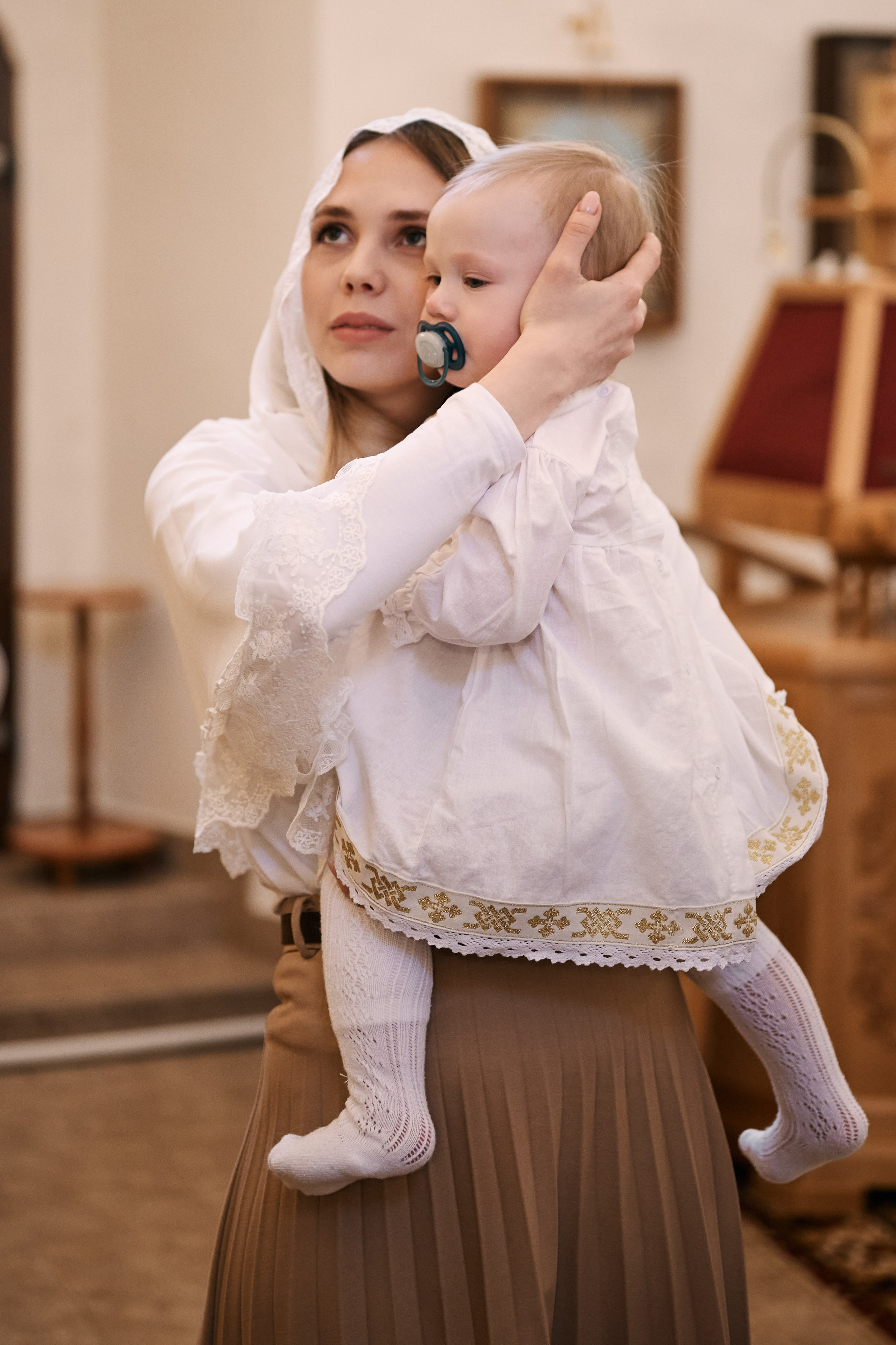 Крещение в храме Преполовения Пятидесятницы во Пскове. Свадебный фотограф Надежда Максимова