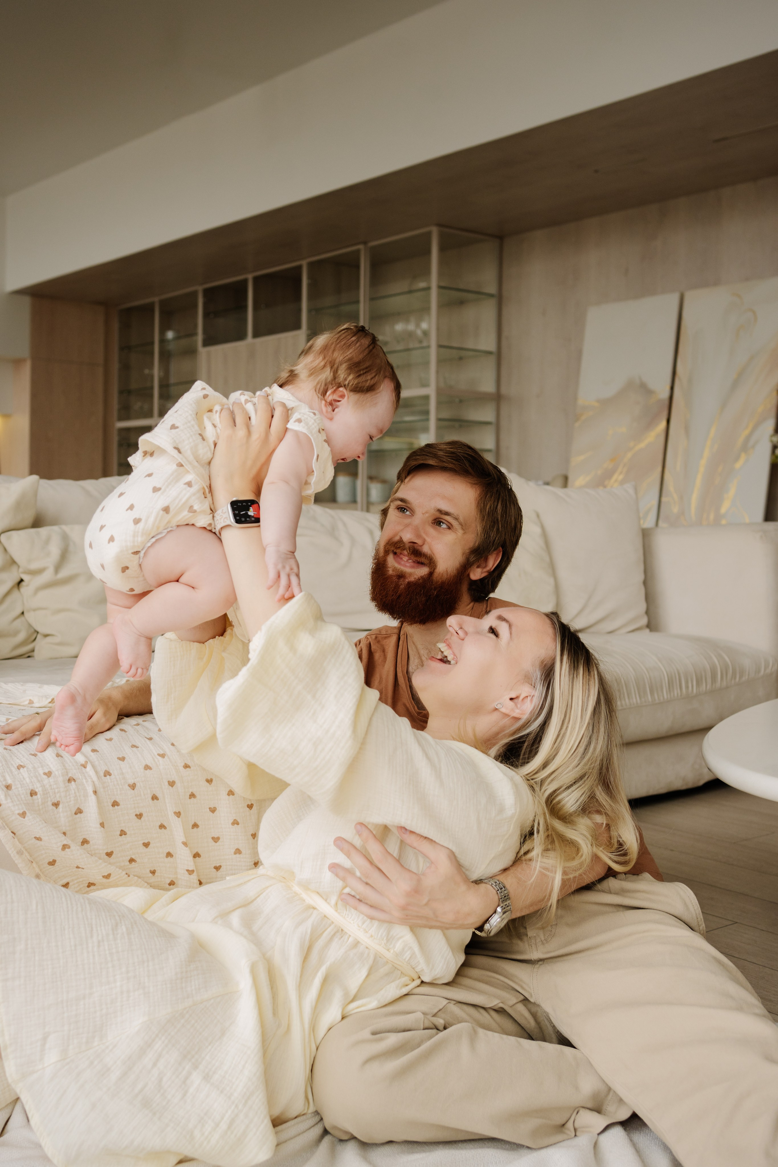 Малышка Ксюша с родителями, студийная съемка