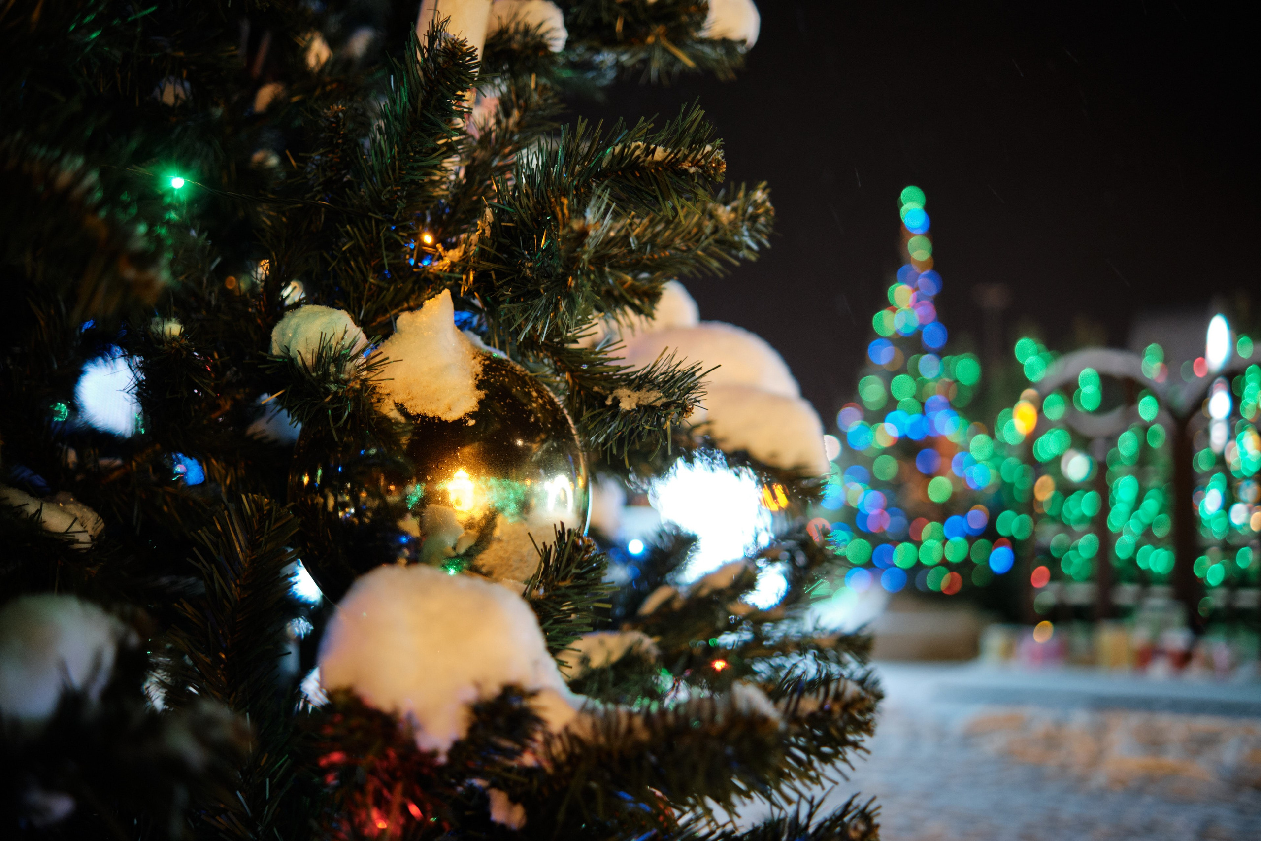 Детали праздничного декора: разноцветные огоньки и гирлянды на площади.