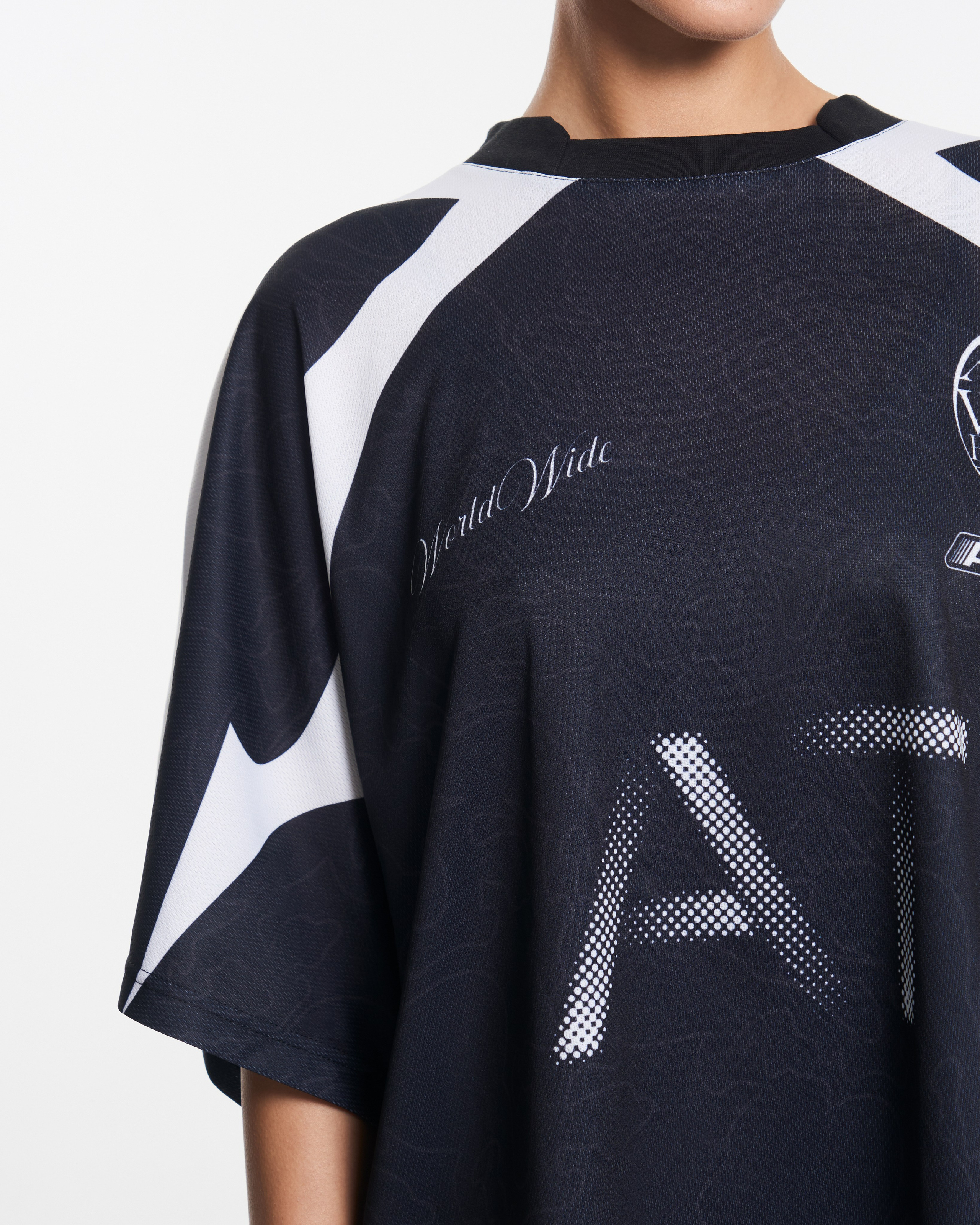 Фото женской футболки в спортивном стиле