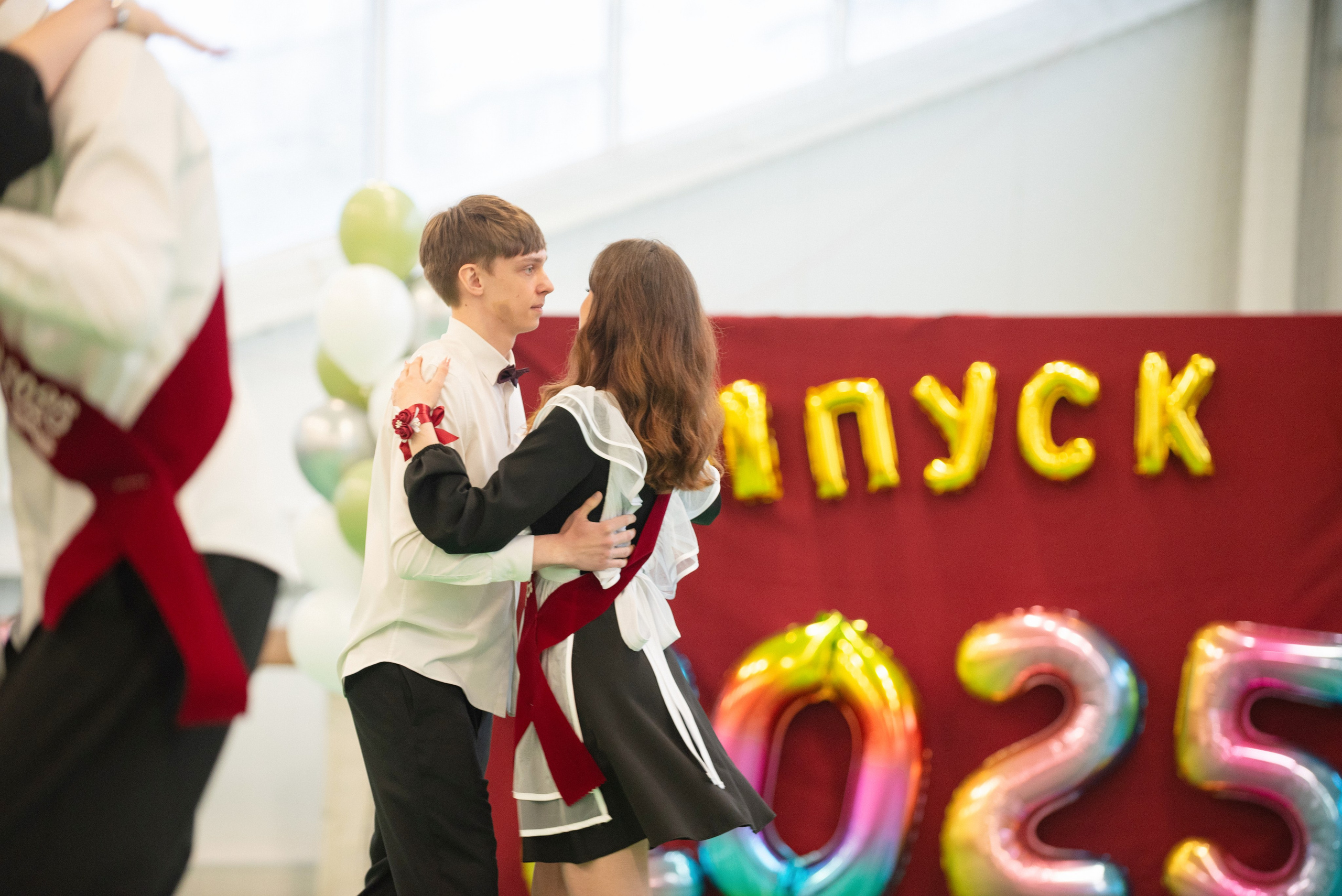 Съёмка выпускного в школе для 11 класса в Сургуте от профессионального школьного фотографа