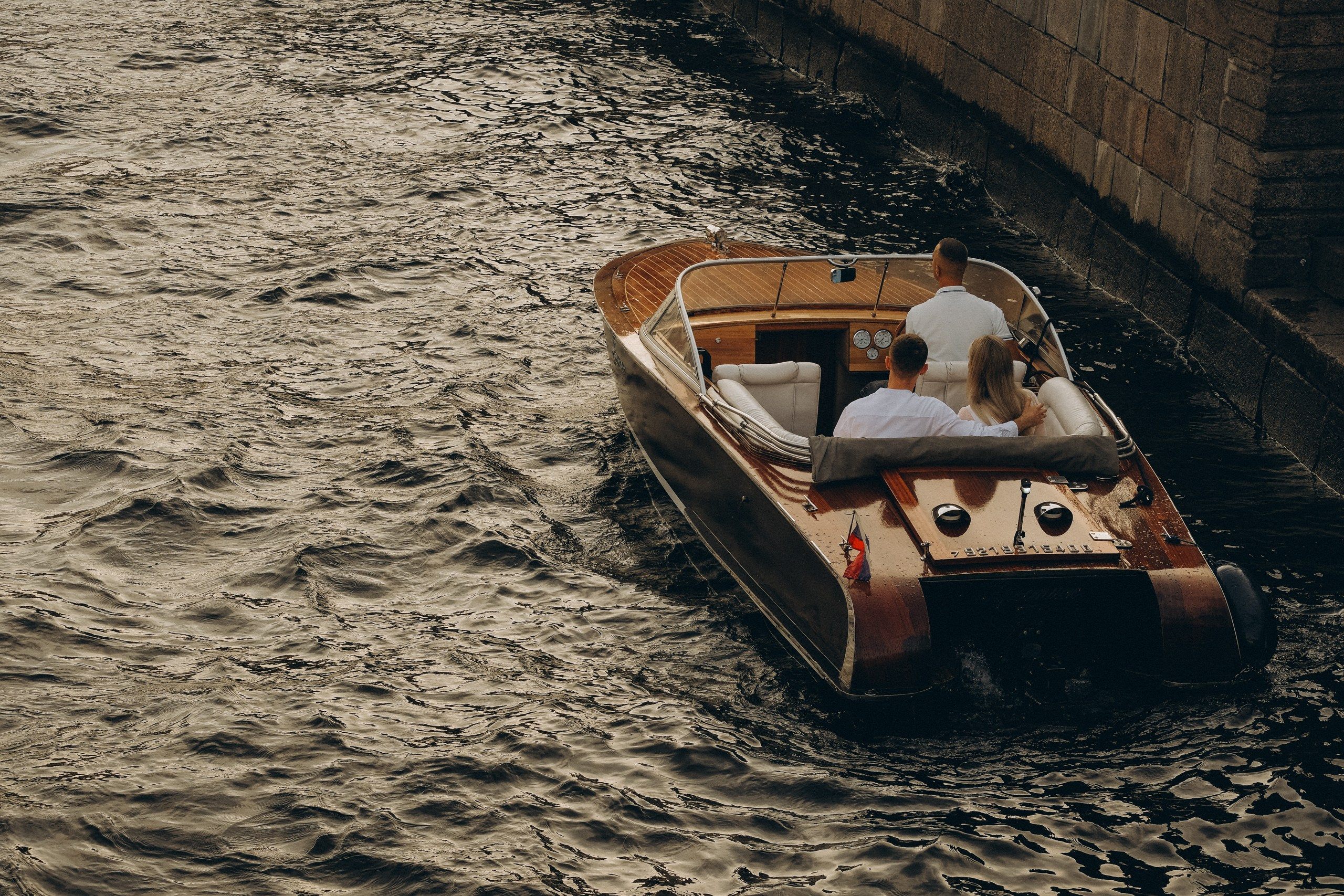 СВАДЕНБНАЯ СЬЕМКА НА КАТЕРЕ ПО КАНАЛАМ САНКТ-ПЕТЕРБУРГА И В АКВАТОРИИ НЕВЫ. Профессиональный фотограф, Санкт-Петербург — Виктория Богомолова