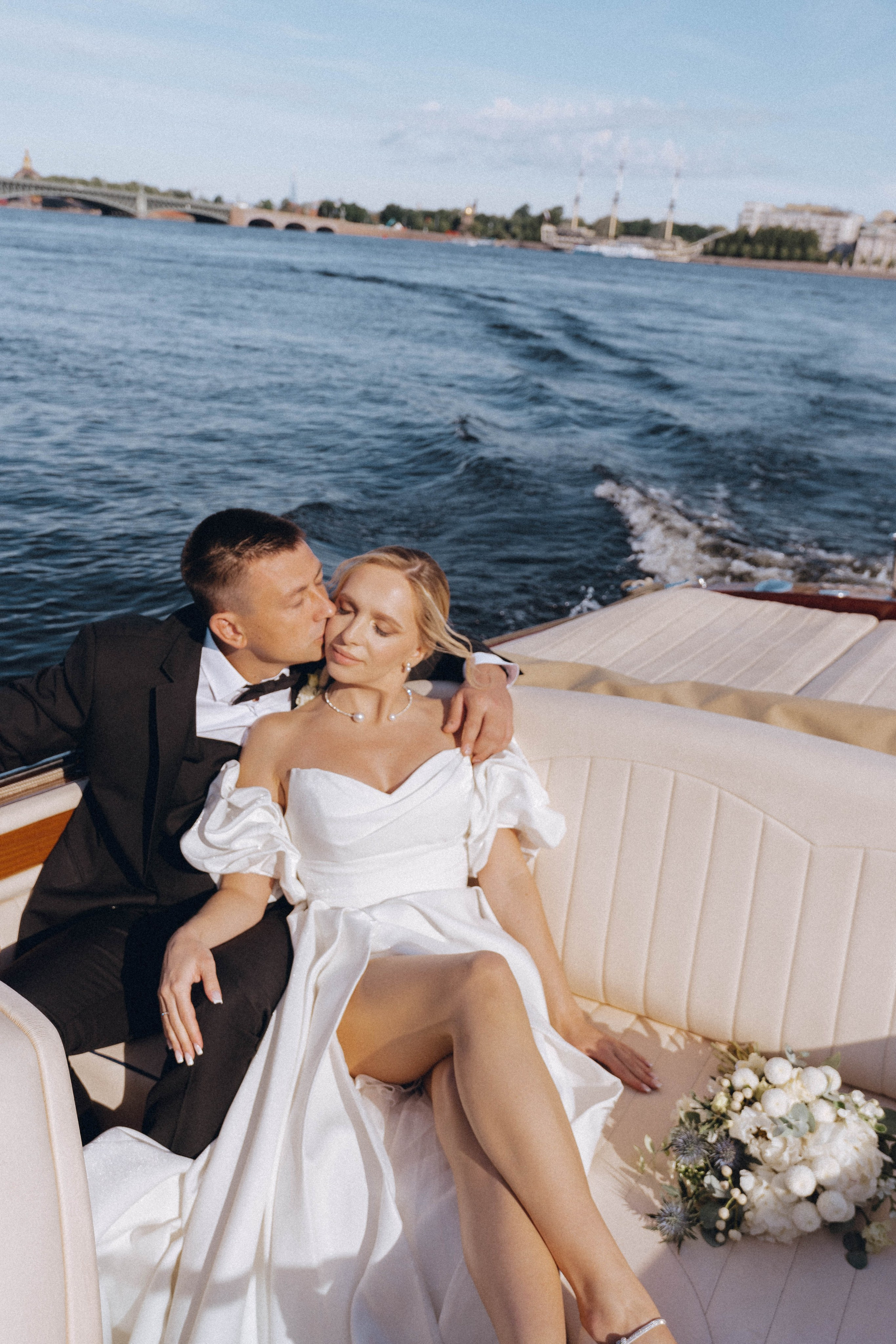 СВАДЕНБНАЯ СЬЕМКА НА КАТЕРЕ ПО КАНАЛАМ САНКТ-ПЕТЕРБУРГА И В АКВАТОРИИ НЕВЫ. Профессиональный фотограф, Санкт-Петербург — Виктория Богомолова