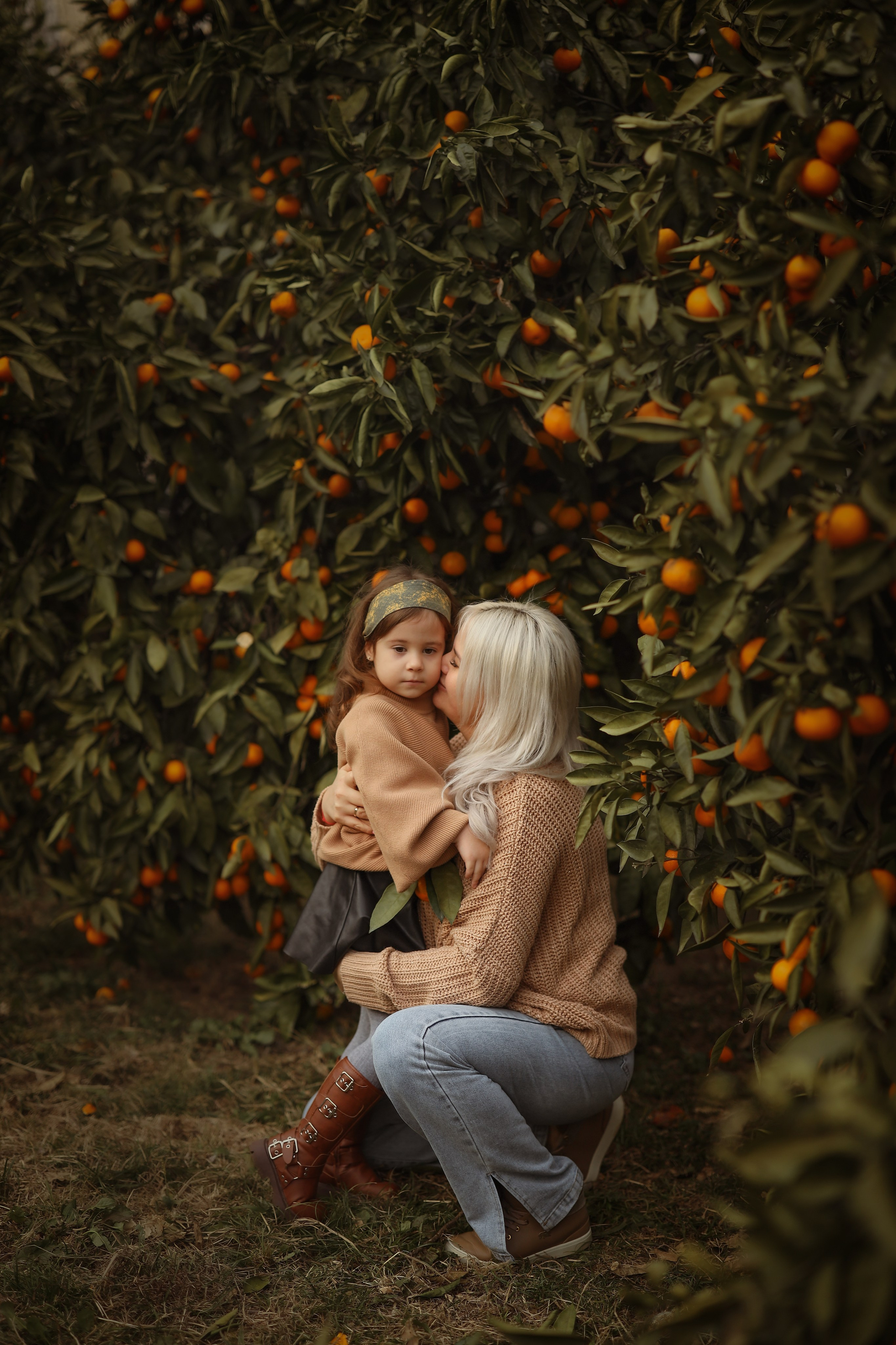 Семейная фотосессия в саду мандаринов. Свадебный и семейный фотограф в Абхазии Жанна Соснина