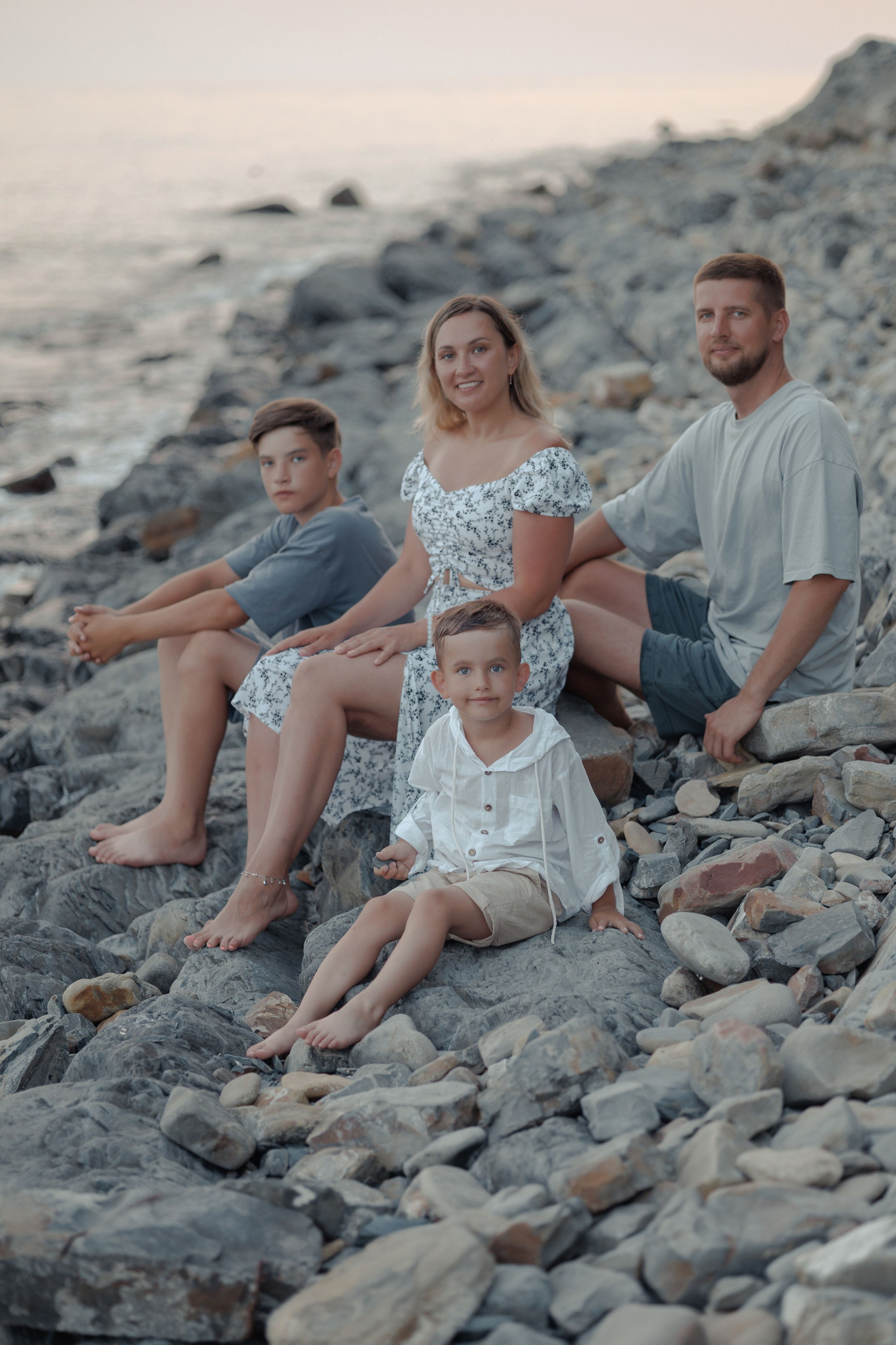 Семейная прогулка на берегу моря. Семейный и портретный фотограф в Геленджике Любовь Бодрова