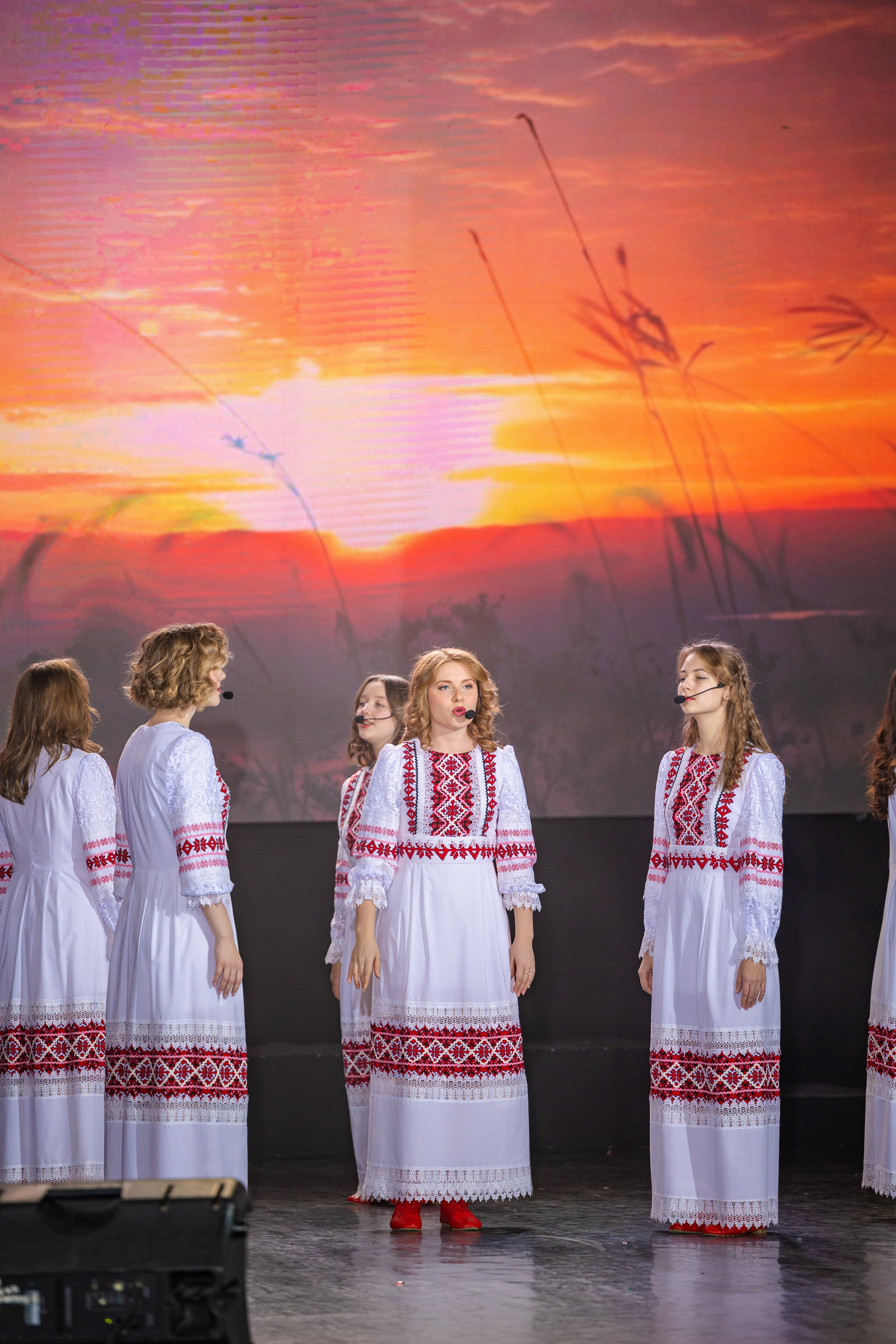 Фотографии поющим девушек в русских народных костюмов на фоне заката Кемерово до шахтёров концерт на фотографии