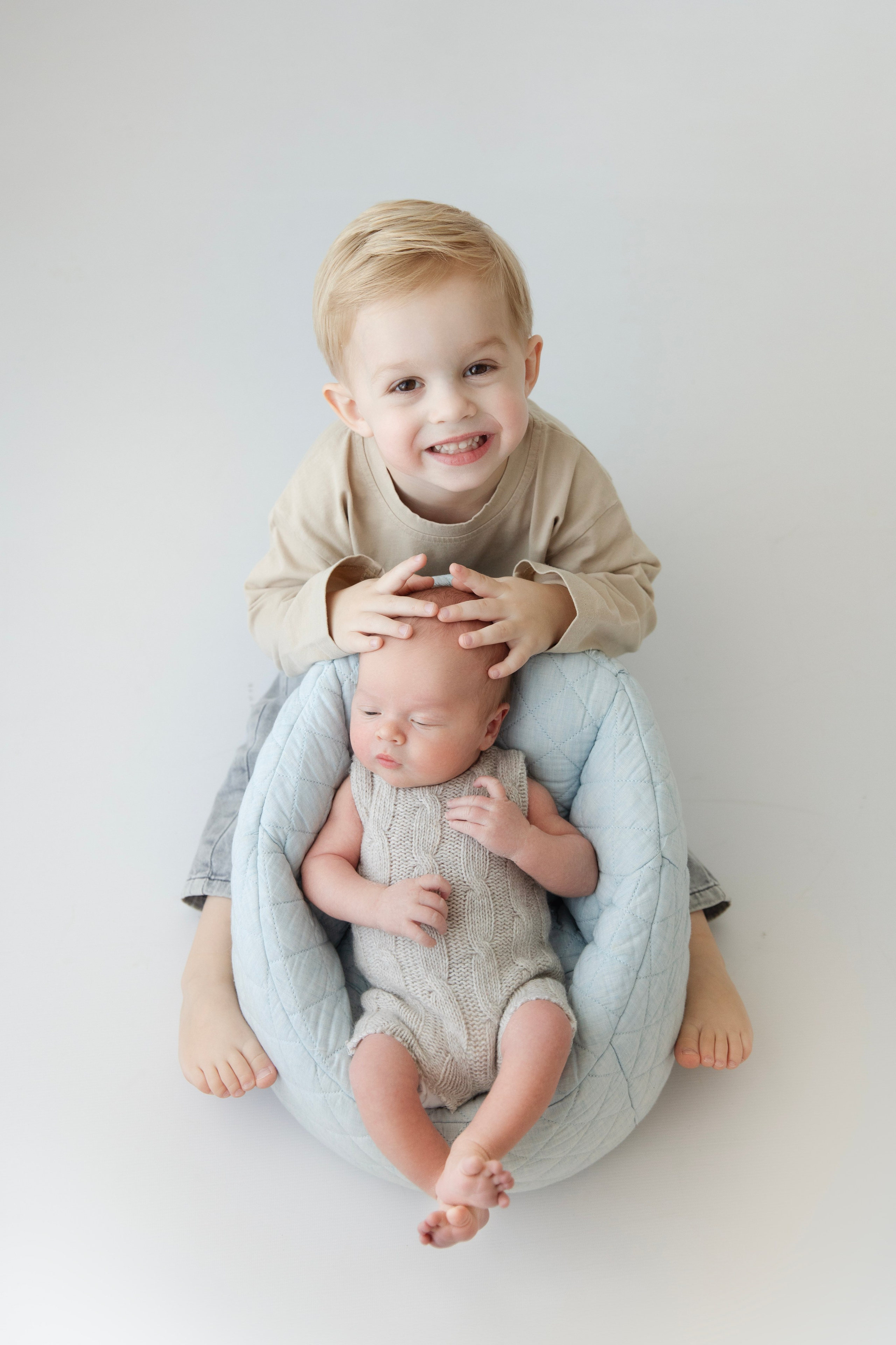 «съемка новорожденного с братом» «студийная съемка малышей». Фотограф новорожденных, детский фотограф  Москва.Семейная съемка Москва. Семенова Анна