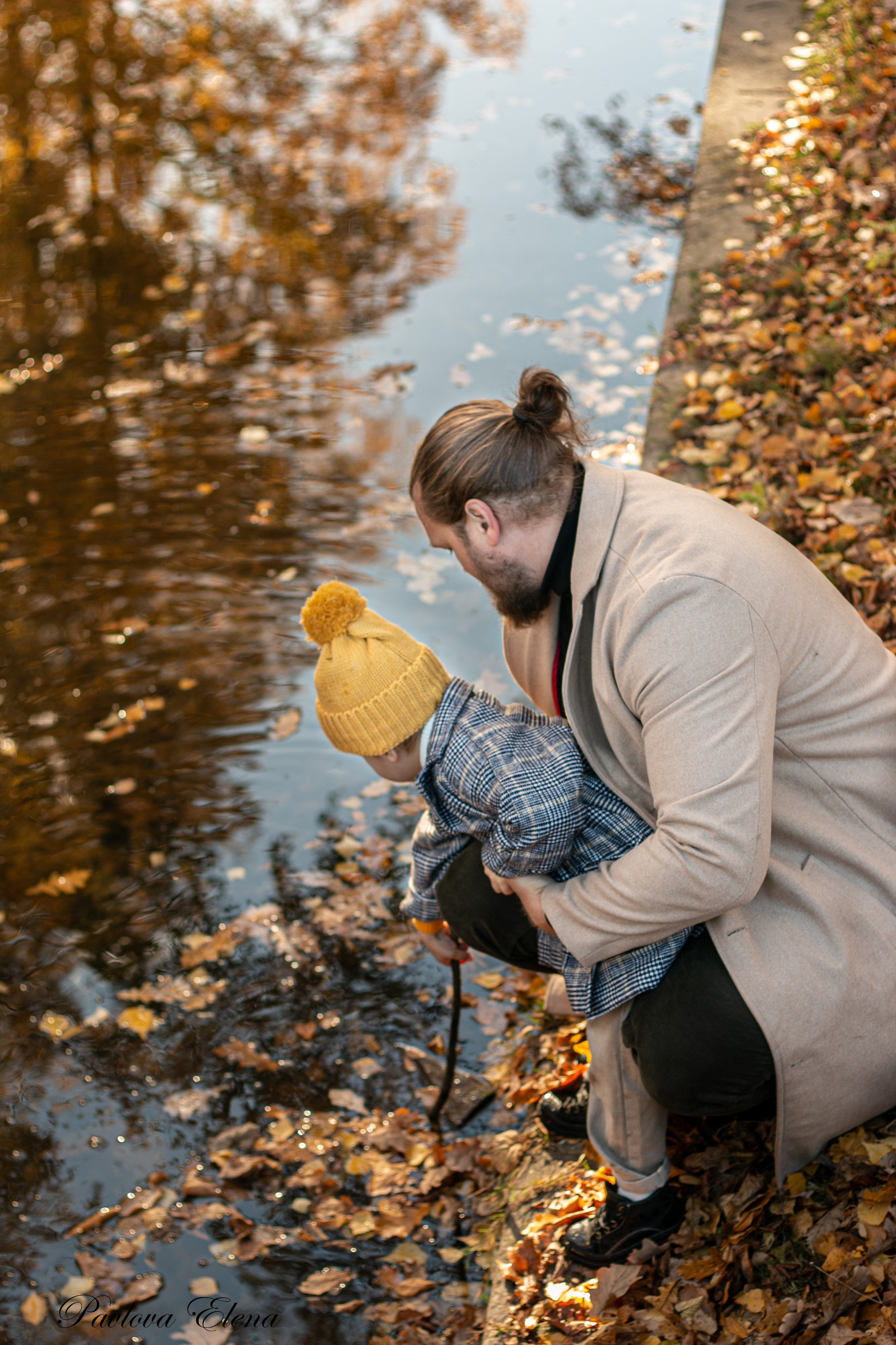 Гоша с папой. Осенняя фотосессия папы с сыном в Парке Победы. Семейный и детский фотограф в Санкт-Петербурге Павлова Елена