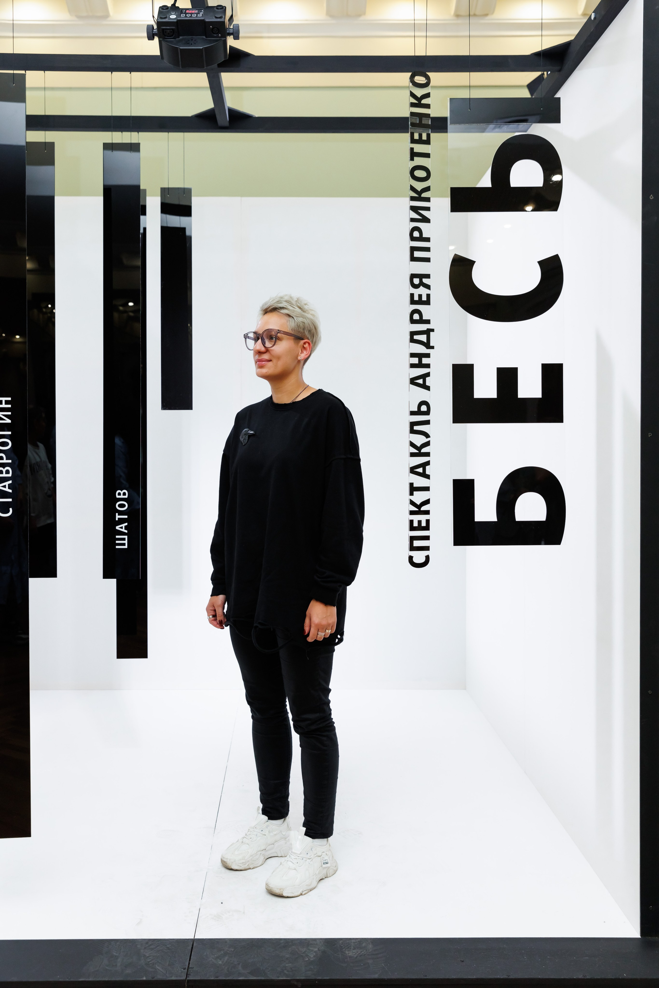 Красный факел — фотозона перед премьерой спектакля. Фотограф Новосибирск — Наталья Гресь