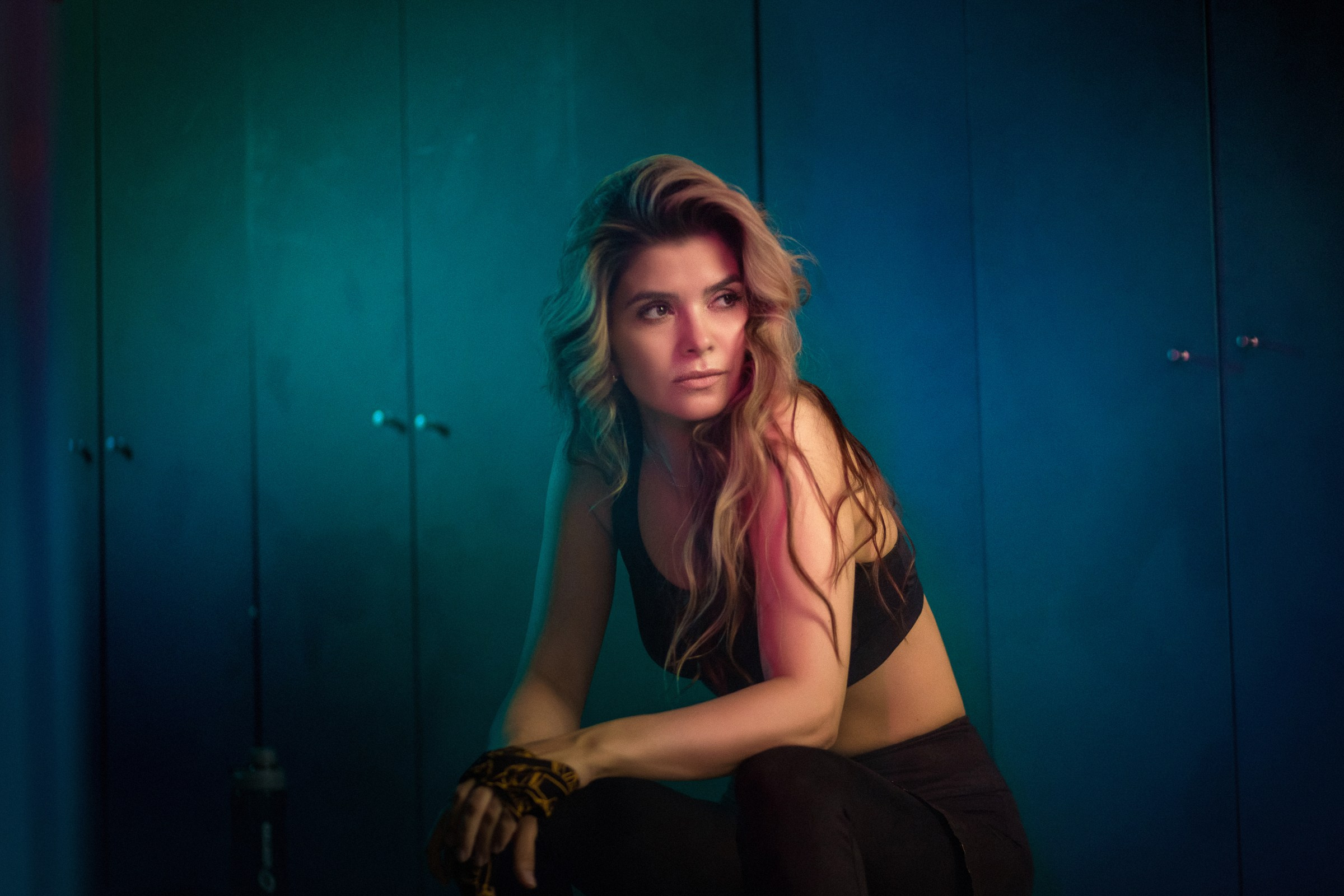 фотограф Оля Ветрова, Фотосессия на ринге СПб, фотосессия на боксерском ринге девушка СПб, девушка на боксерском ринге СПб, девушка в раздевалке фотосессия