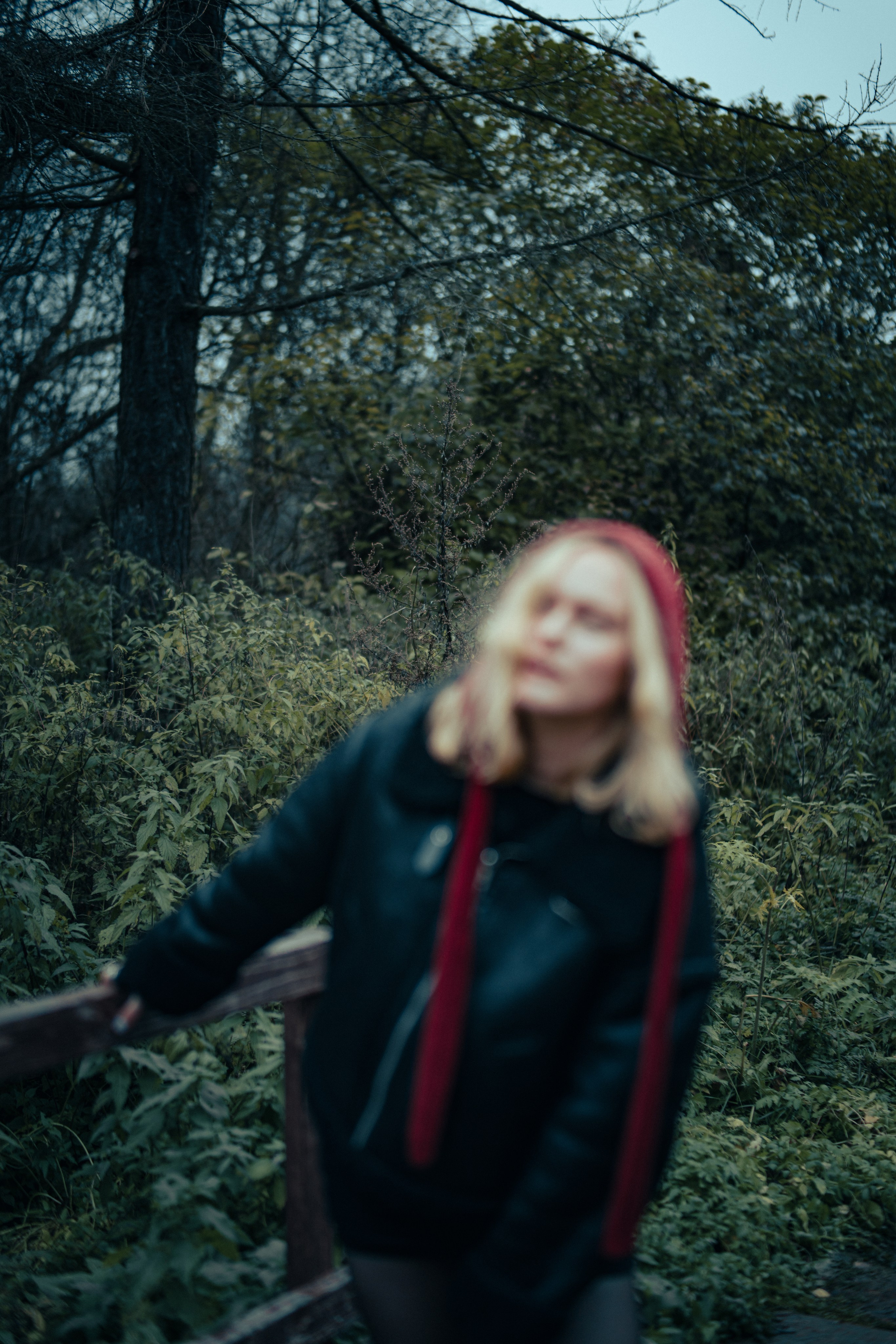 Катя в лесу