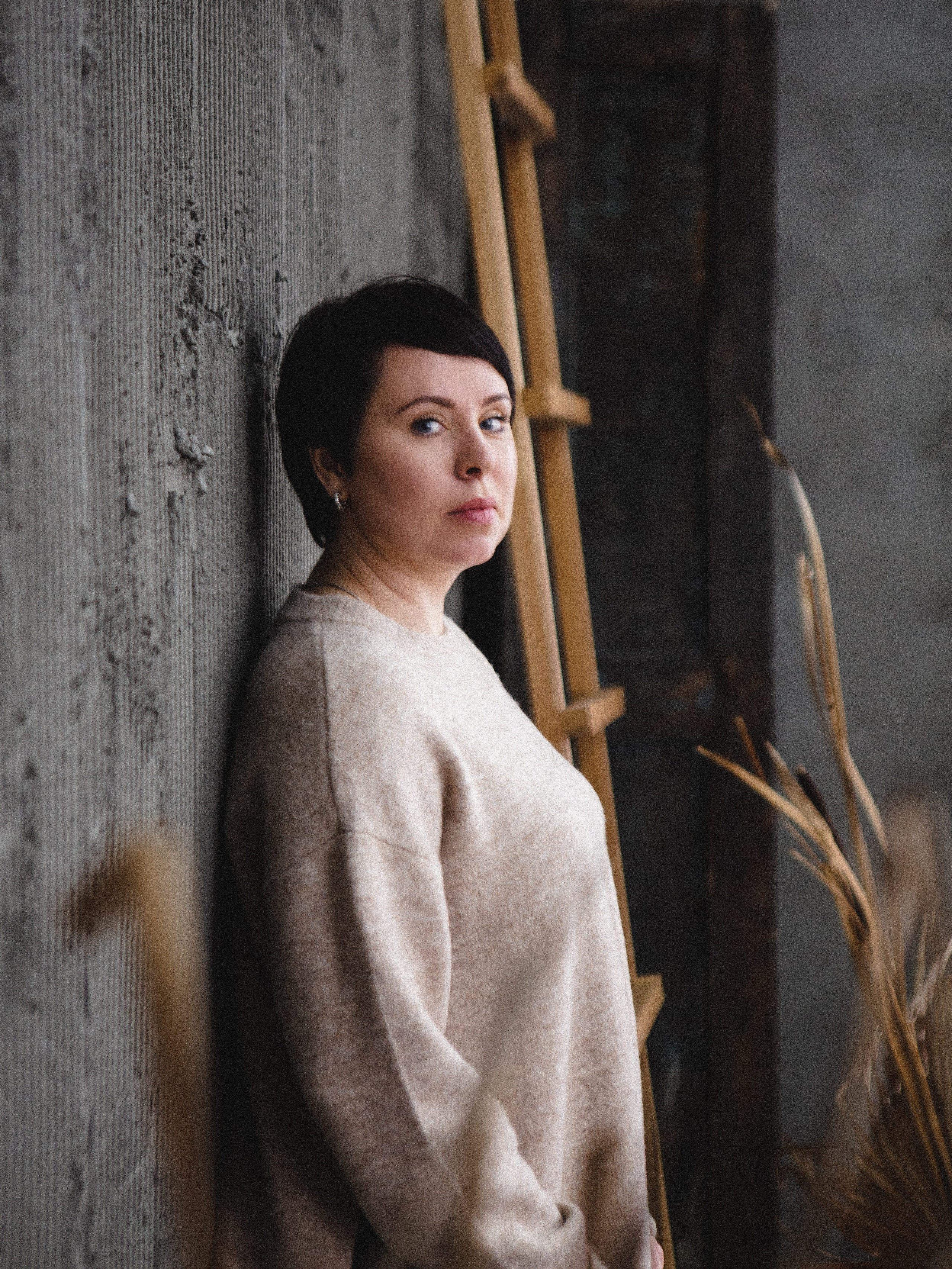 Фотосессия мамы с дочерями в минималистичной фотостудии Челябинска. Свадебный фотограф Челябинск Зиненко Виктория