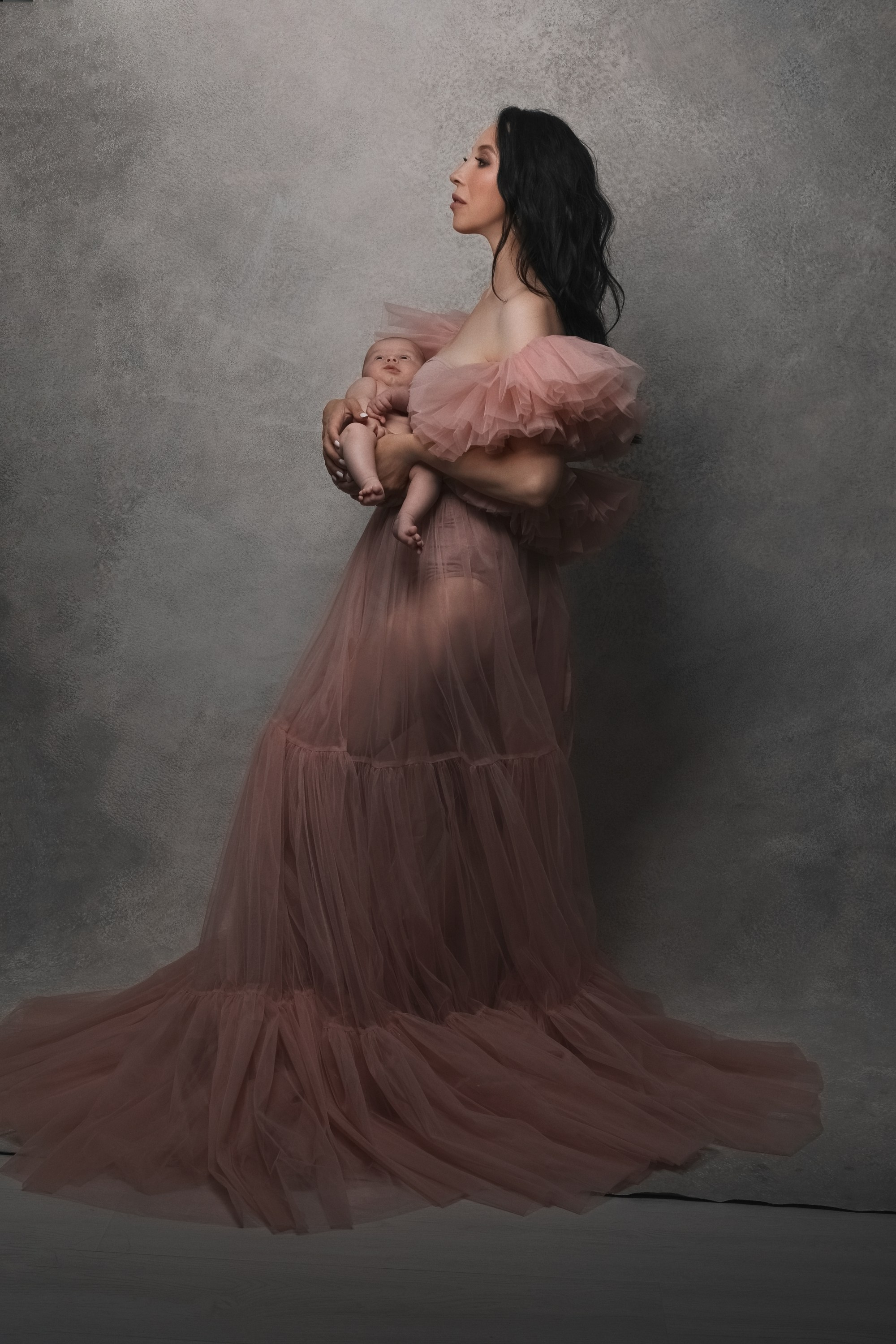 фотосессия матери и ребенка, фотосессия материнства в Тамбове, фотосъемка в стиле минимализм и без одежды матери и ребенка в фотостудии, фото мамы и малыша, портрет материнской любви, поцелуй матери, красивое фото матери и ребенка, объятия матери, мамины руки на фото, фотография красивой женщины с ребенком на руках, фотосессия семейная в Тамбове, детская и семейная фотосессия , мама и ребенок на фоне в фотостудии, ребенок на руках у мамы, красивое платье на фотографии матери и ребенка, красивое материнство, кормящая ребенка мама, кормящая грудью ребенка мать, фотография кормящей женщины с ребенком на руках
