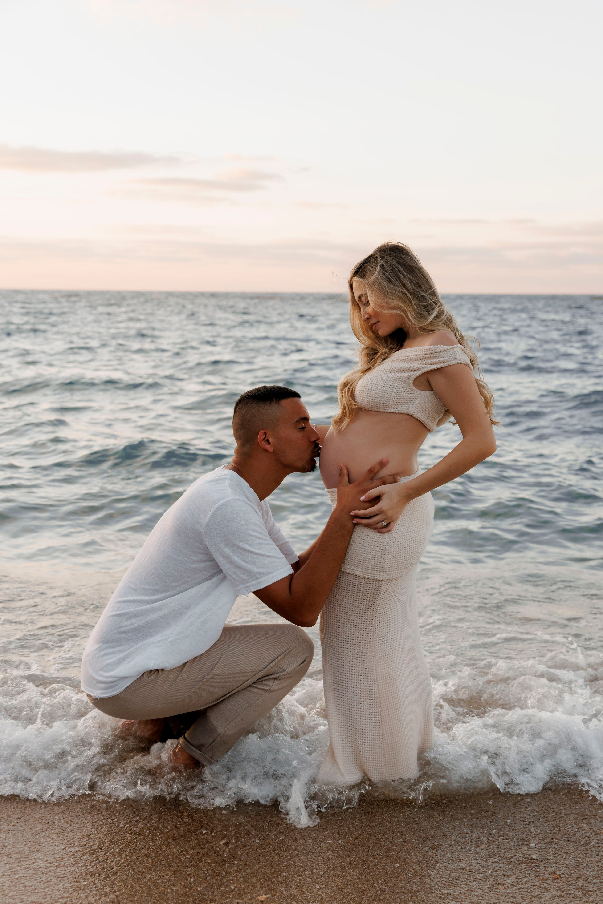 Pregnancy photoshoot near the sea. Wedding and family photographer