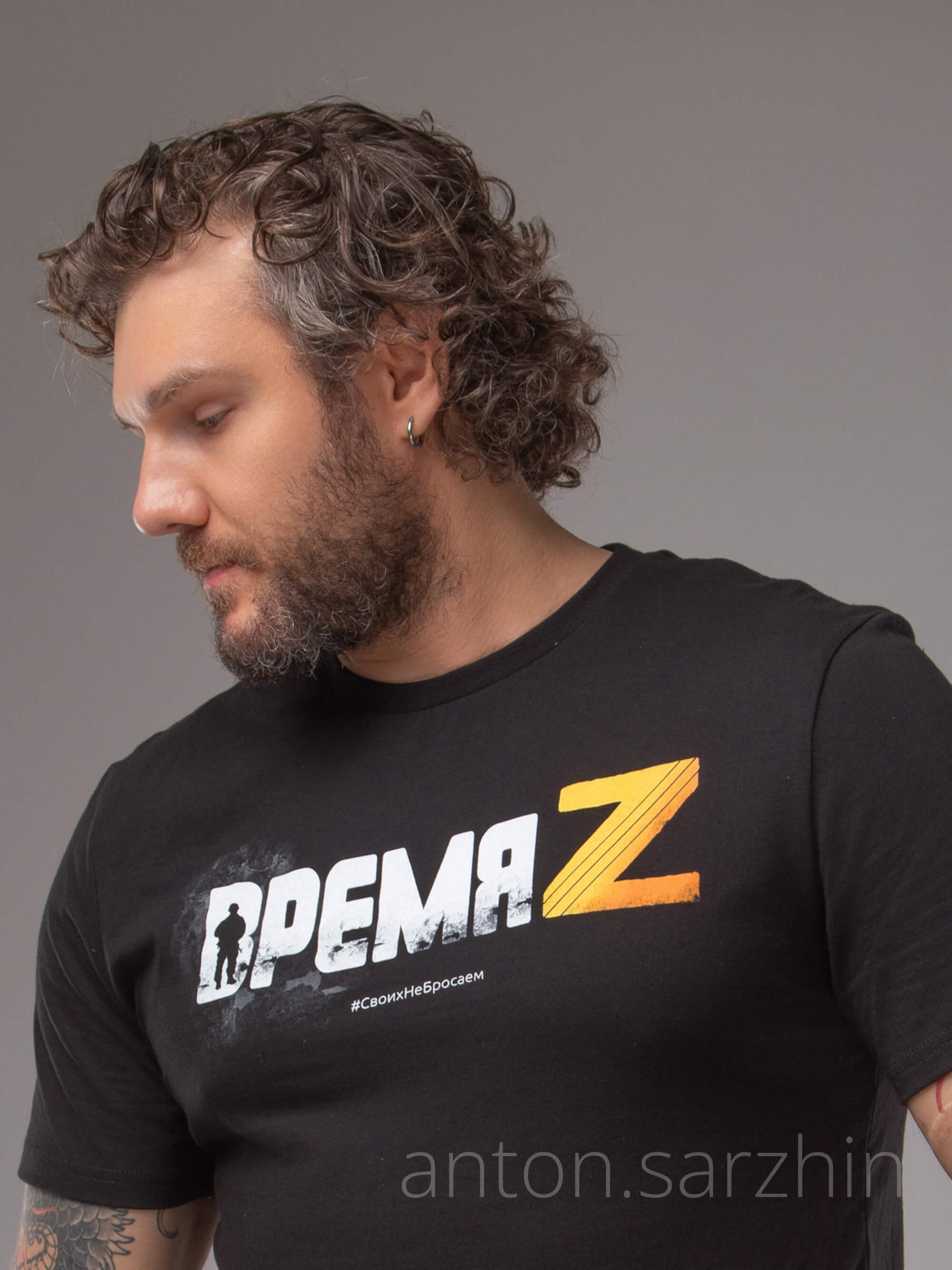 Мужской брутальный портрет на темном фоне 