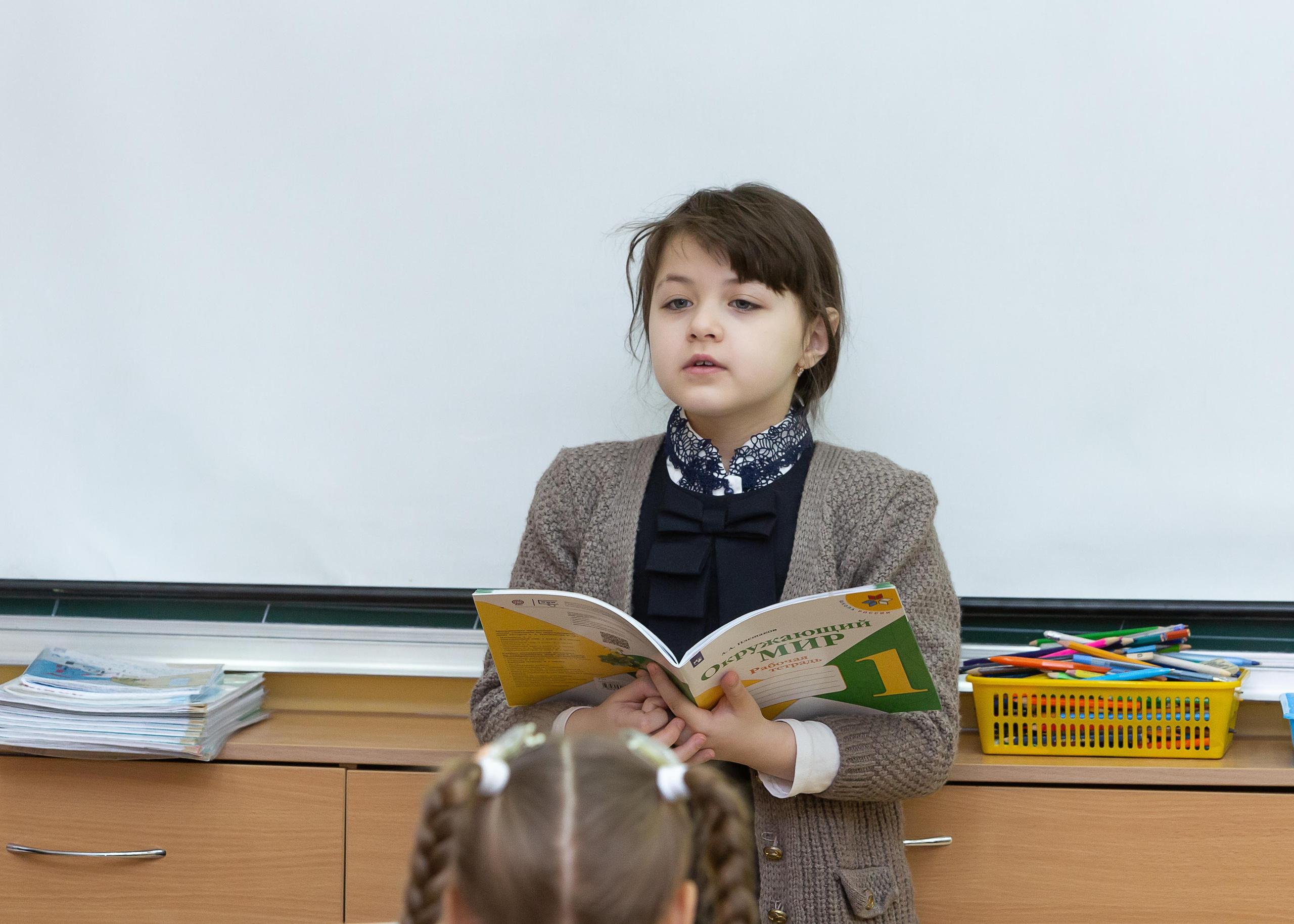 Девочка отвечает у доски