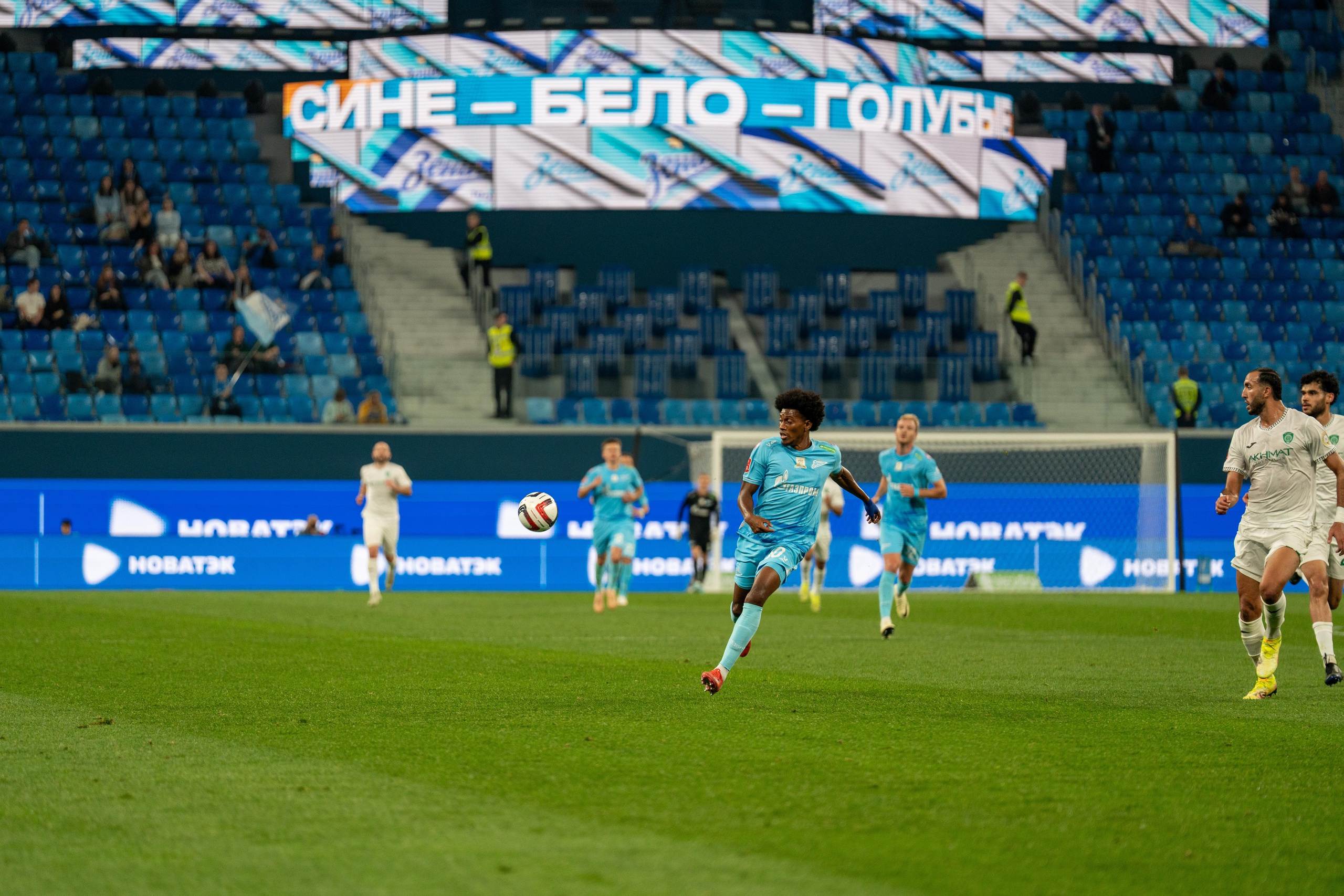 Спортивный фотограф Санкт-Петербург снимает атаку Зенита