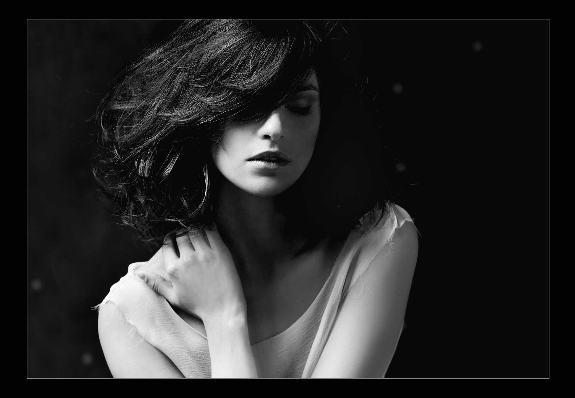 фотосъемка модного портрета, модные женские прически, парикмахерский стиль, "низкий" ключ, черно-белый портрет