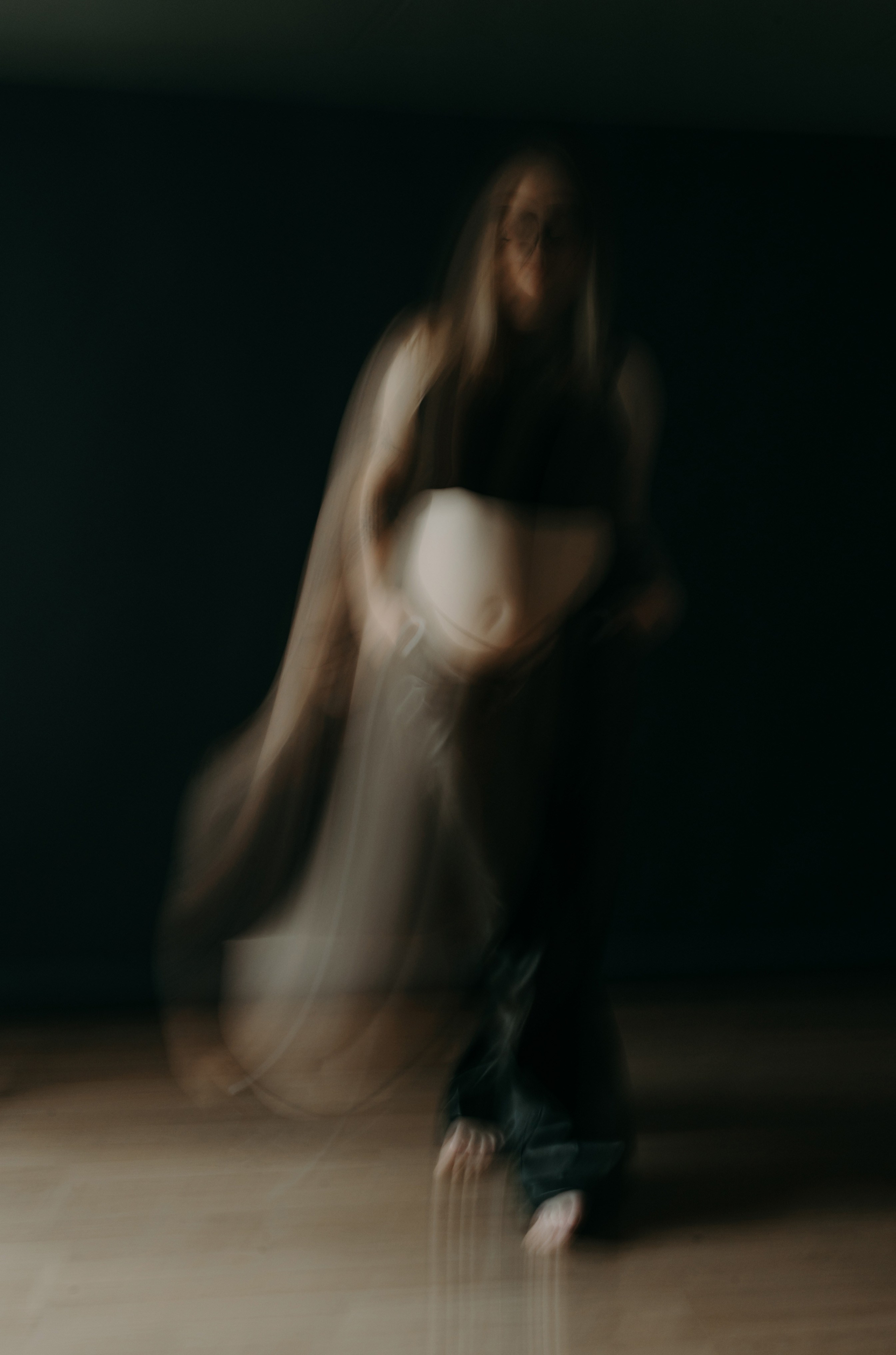 На черном фоне. Семейный и контент фотограф