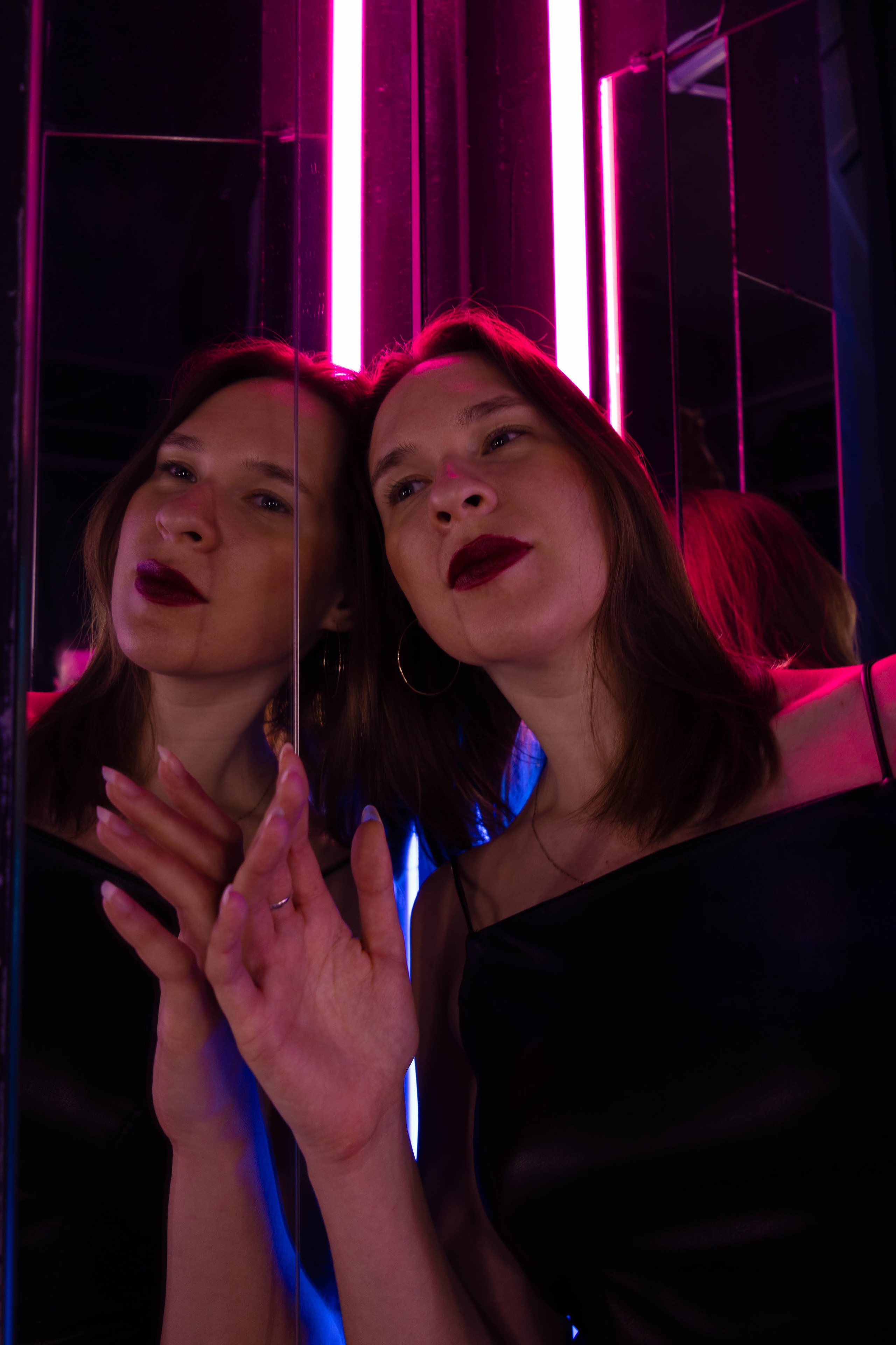 В лучах неона