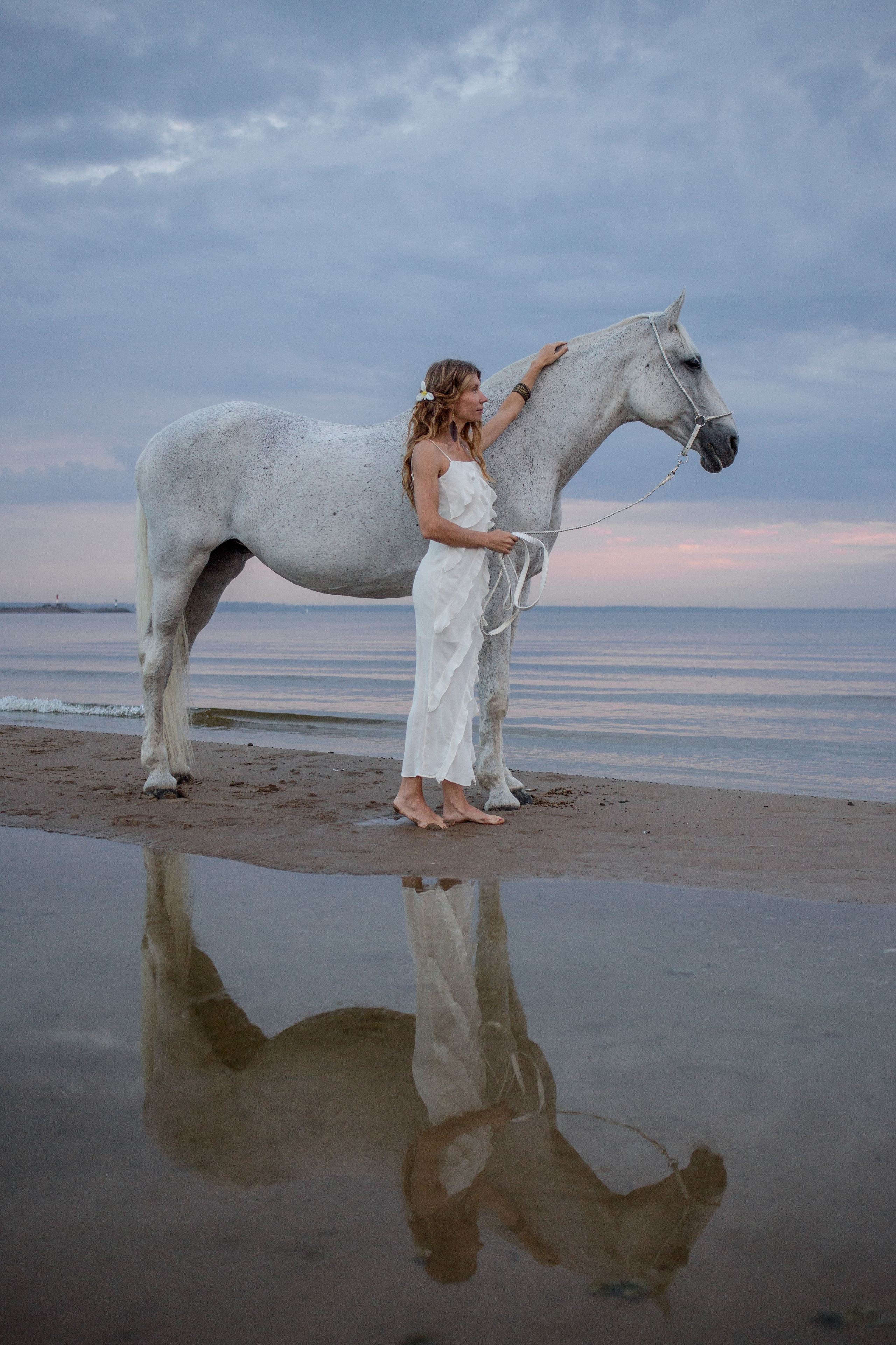 Закатная фотосессия с лошадью на Финском заливе